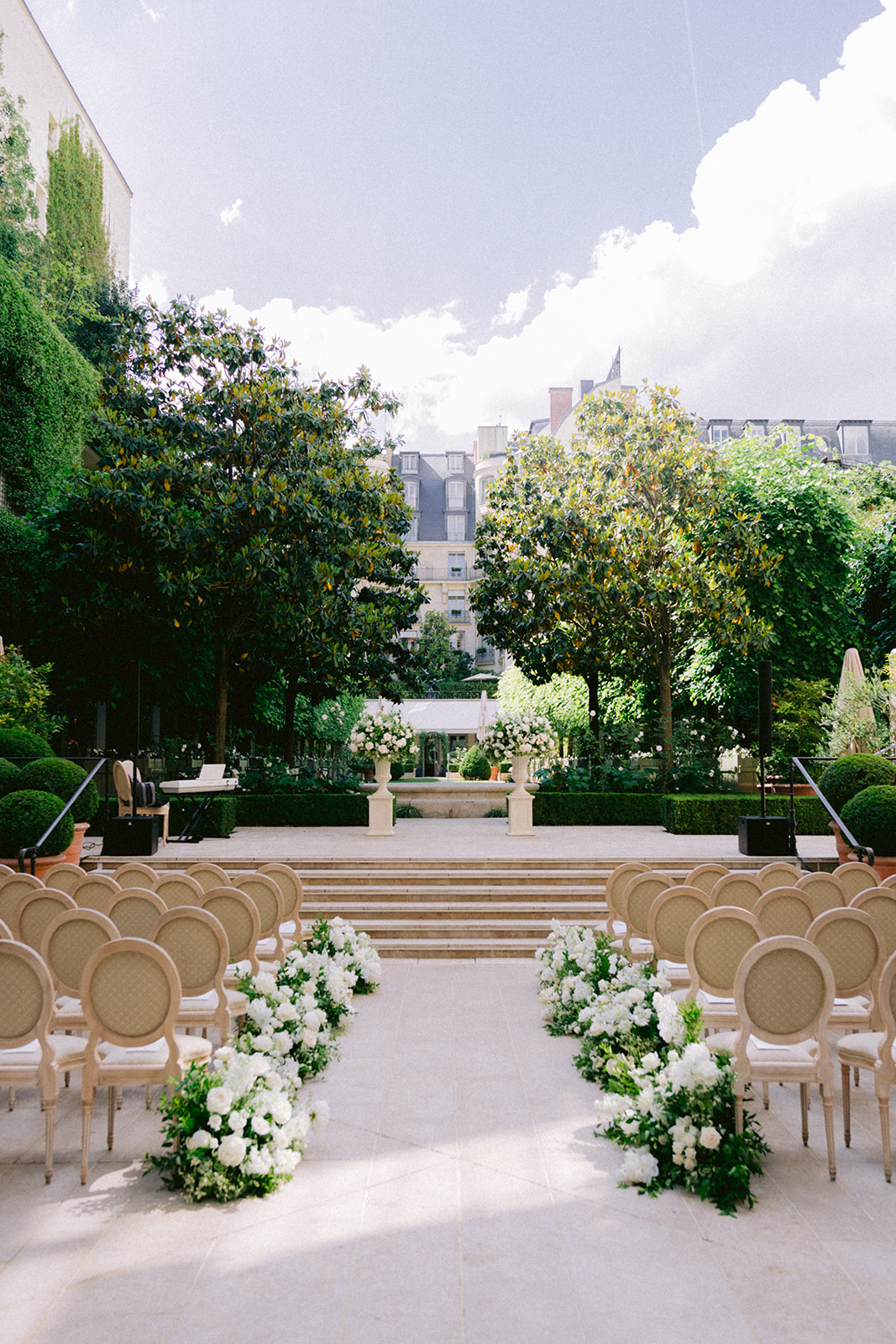 D&eacute;coration florale blanche d&rsquo;une c&eacute;r&eacute;monie de mariage dans le jardin du Ritz Paris