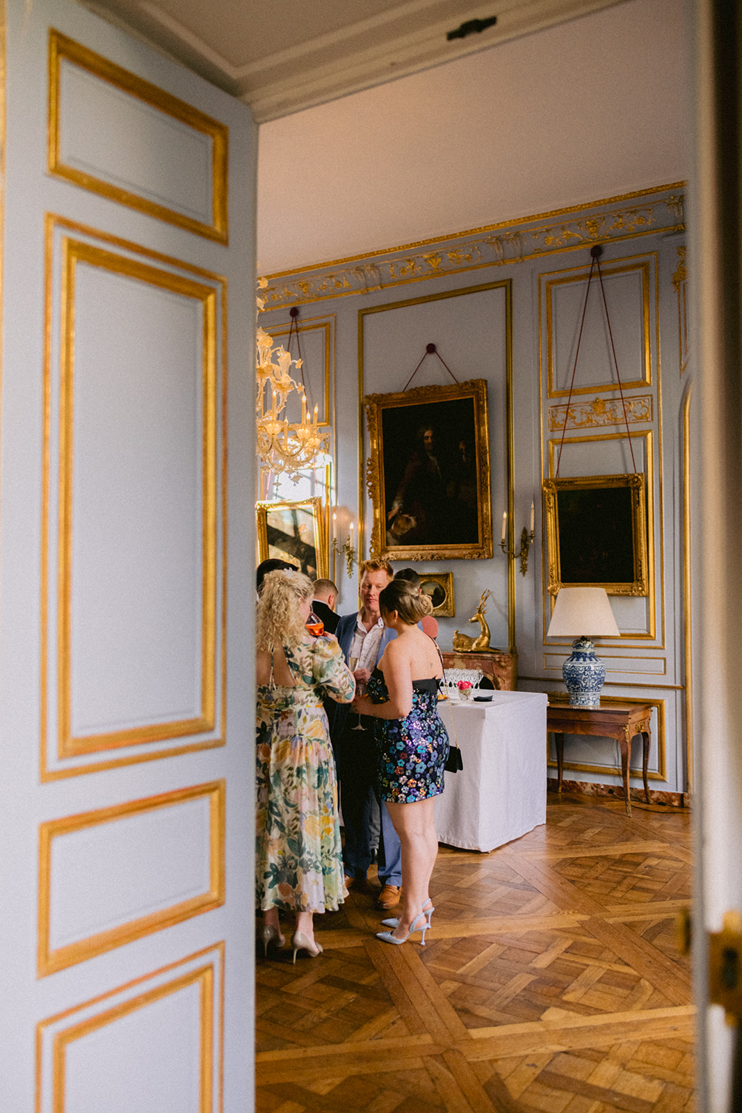 Invit&eacute;s r&eacute;unis pour un cocktail dans un salon priv&eacute; parisien