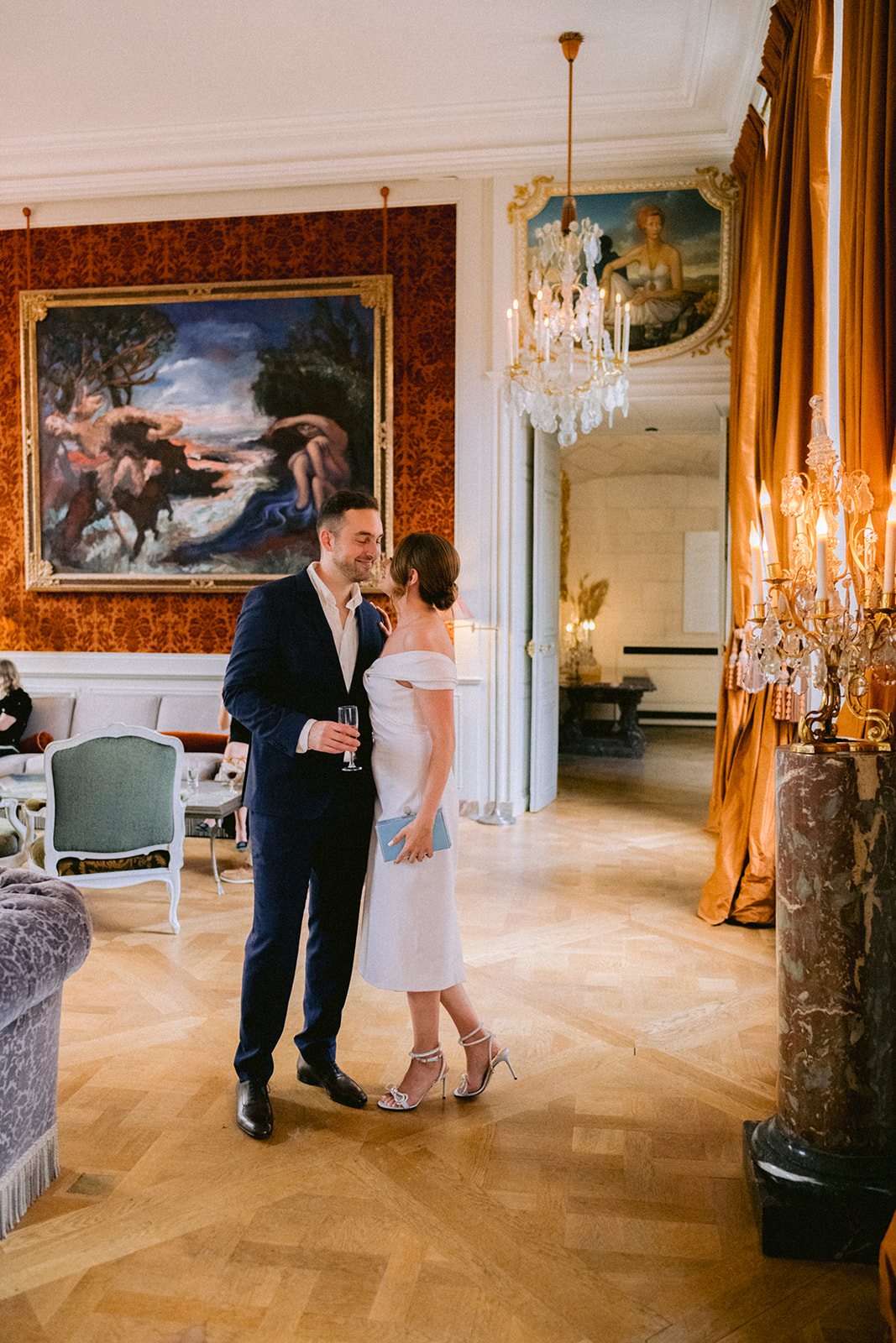 Portrait d&rsquo;un couple pendant le cocktail de bienvenue &agrave; Paris