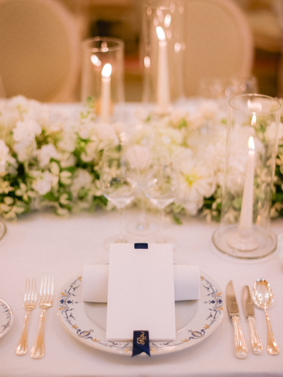 D&eacute;coration de table avec fleurs blanches et bougies au Ritz Paris
