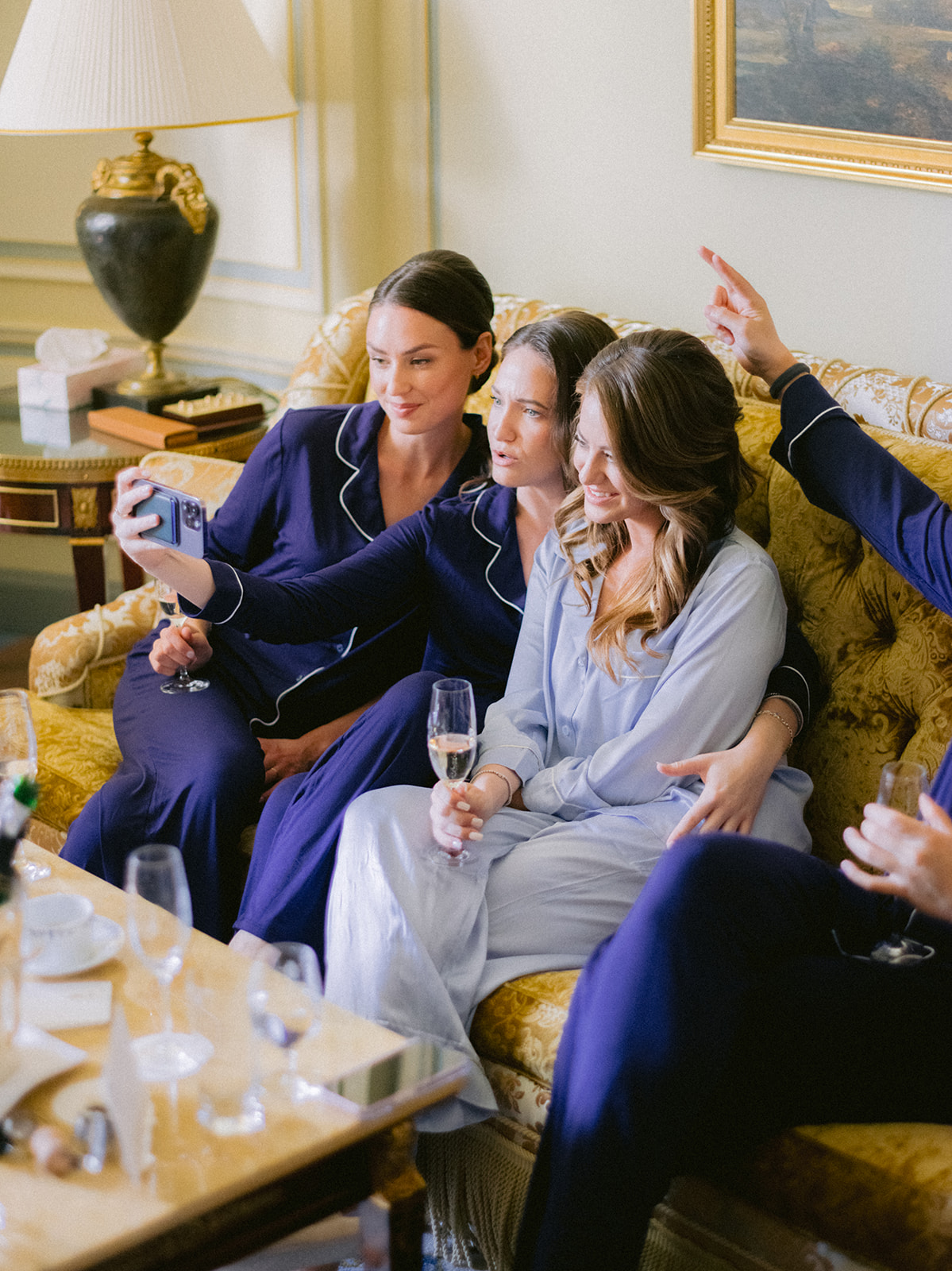 Mari&eacute;e et demoiselles d&rsquo;honneur r&eacute;unies pendant les pr&eacute;paratifs au Ritz Paris