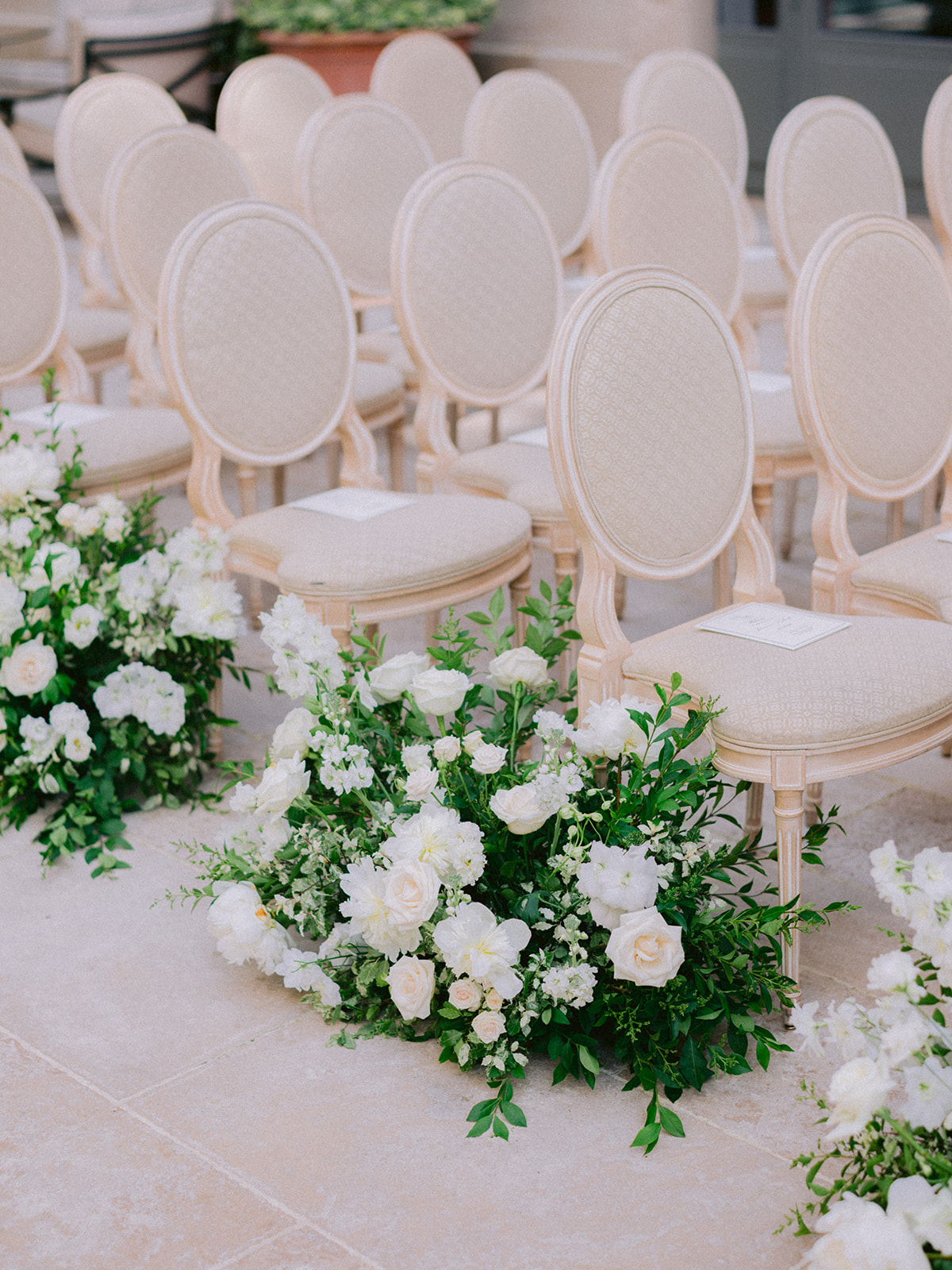 D&eacute;coration florale blanche et chaises de c&eacute;r&eacute;monie dans le jardin du Ritz Paris