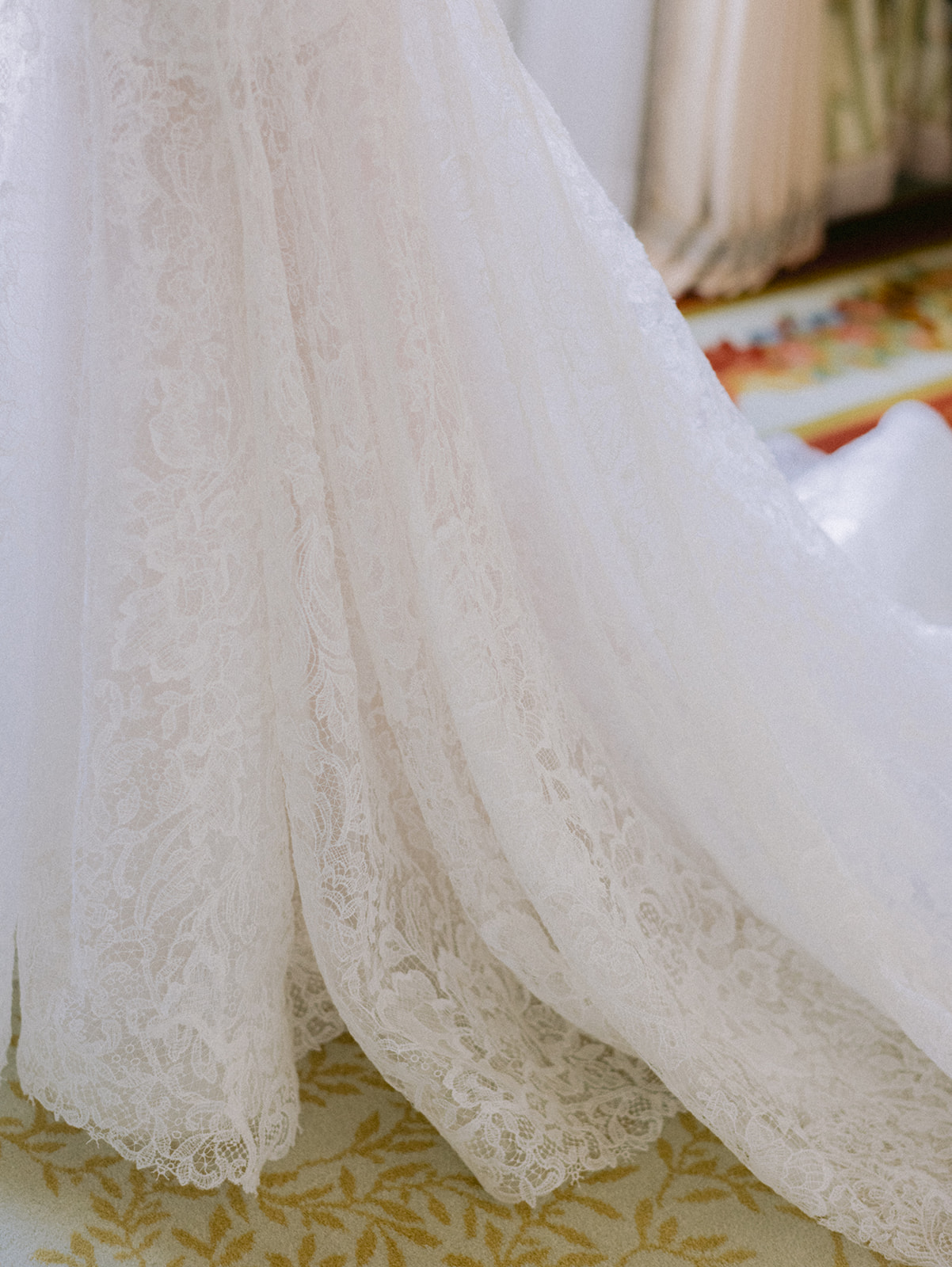 D&eacute;tail de la dentelle d&rsquo;une robe de mari&eacute;e au Ritz Paris