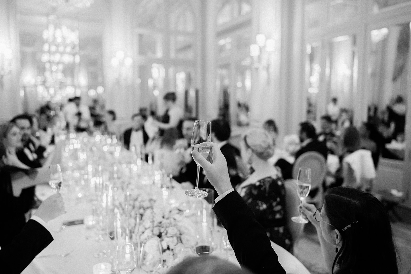 Toast au champagne en noir et blanc pendant la r&eacute;ception au Ritz Paris