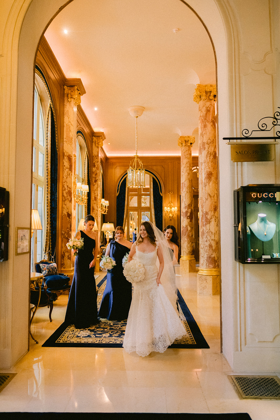 Mari&eacute;e traversant les galeries du Ritz Paris avant la c&eacute;r&eacute;monie