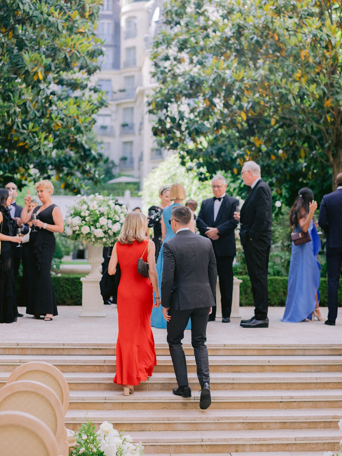 Invit&eacute;s arrivant &agrave; la c&eacute;r&eacute;monie dans le jardin du Ritz Paris