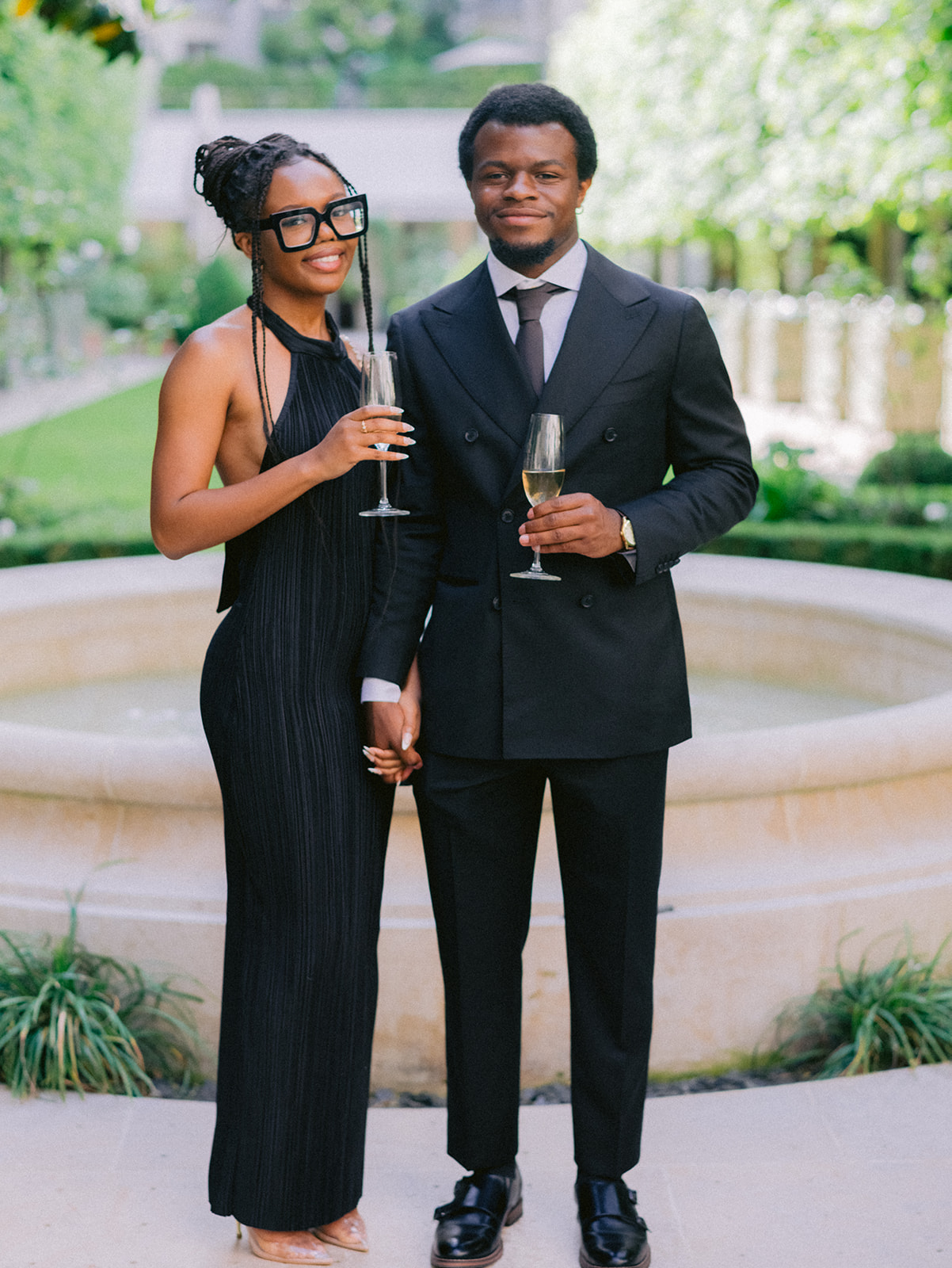 Invit&eacute;s &eacute;l&eacute;gants pendant le cocktail de mariage dans le jardin du Ritz Paris