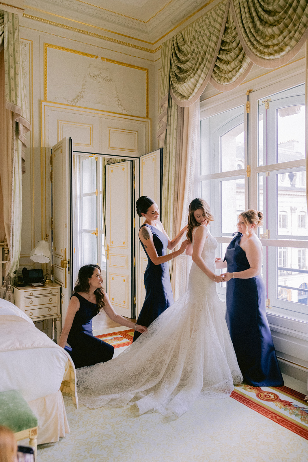 Habillage de la mari&eacute;e avec ses demoiselles d&rsquo;honneur dans une suite du Ritz Paris