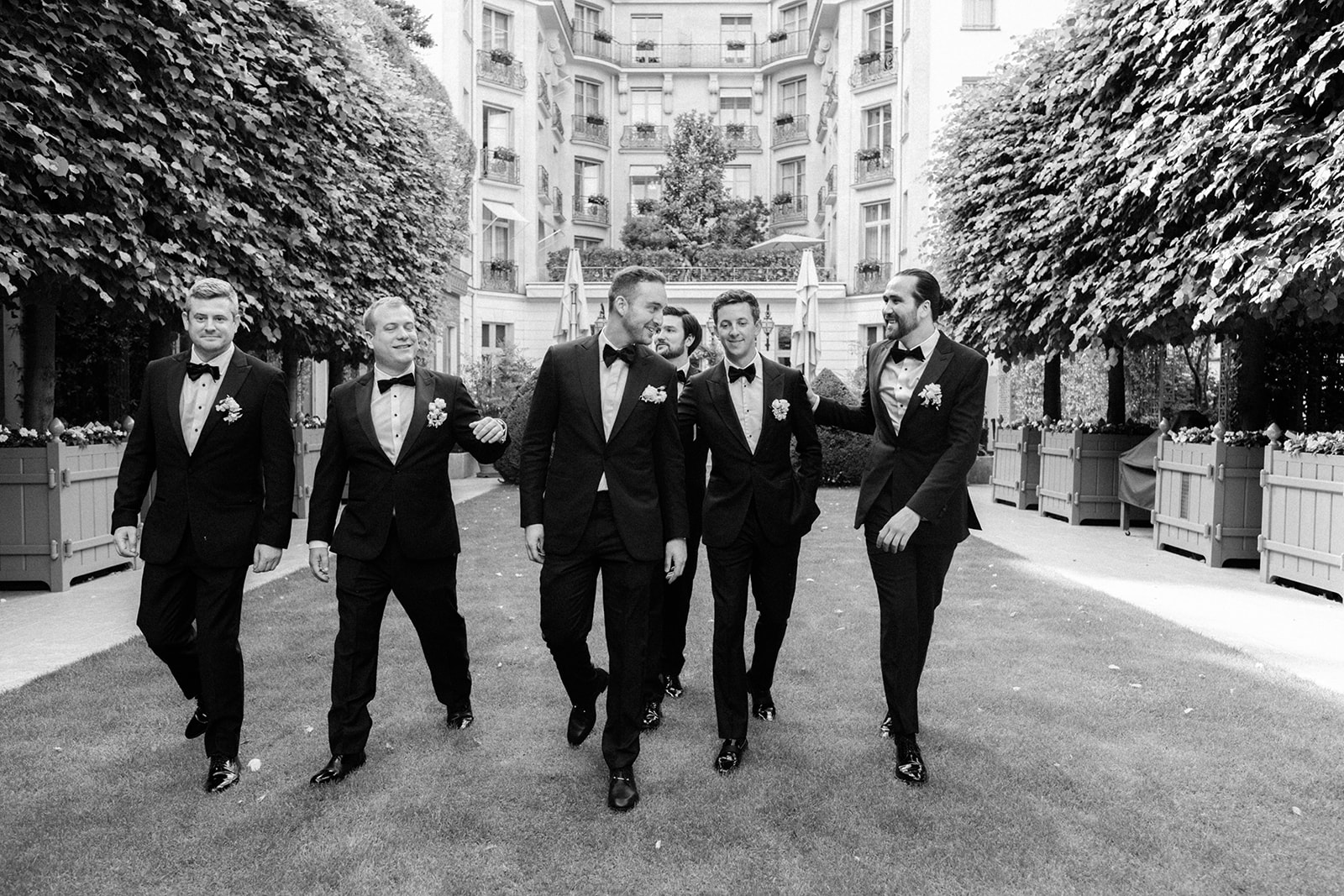 Mari&eacute; et t&eacute;moins photographi&eacute;s dans le jardin du Ritz Paris