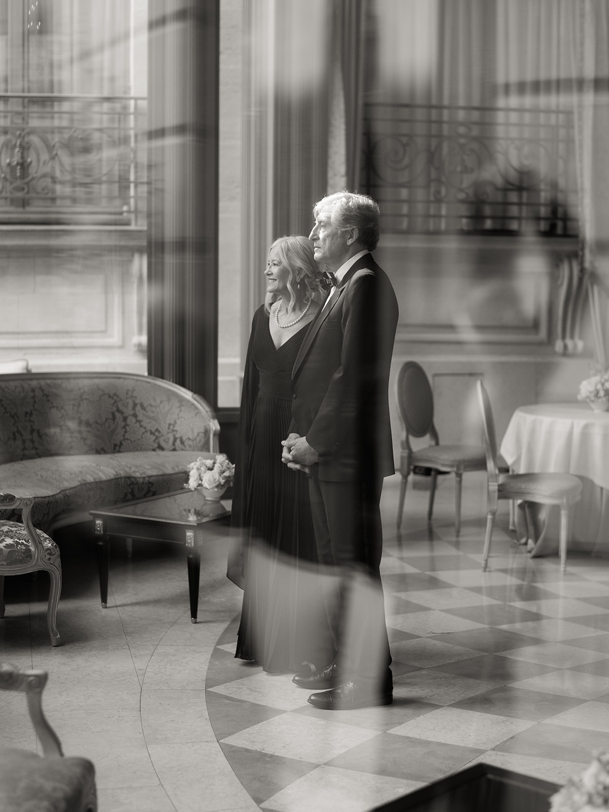 Parents des mari&eacute;s &eacute;mus avant la c&eacute;r&eacute;monie au Ritz Paris