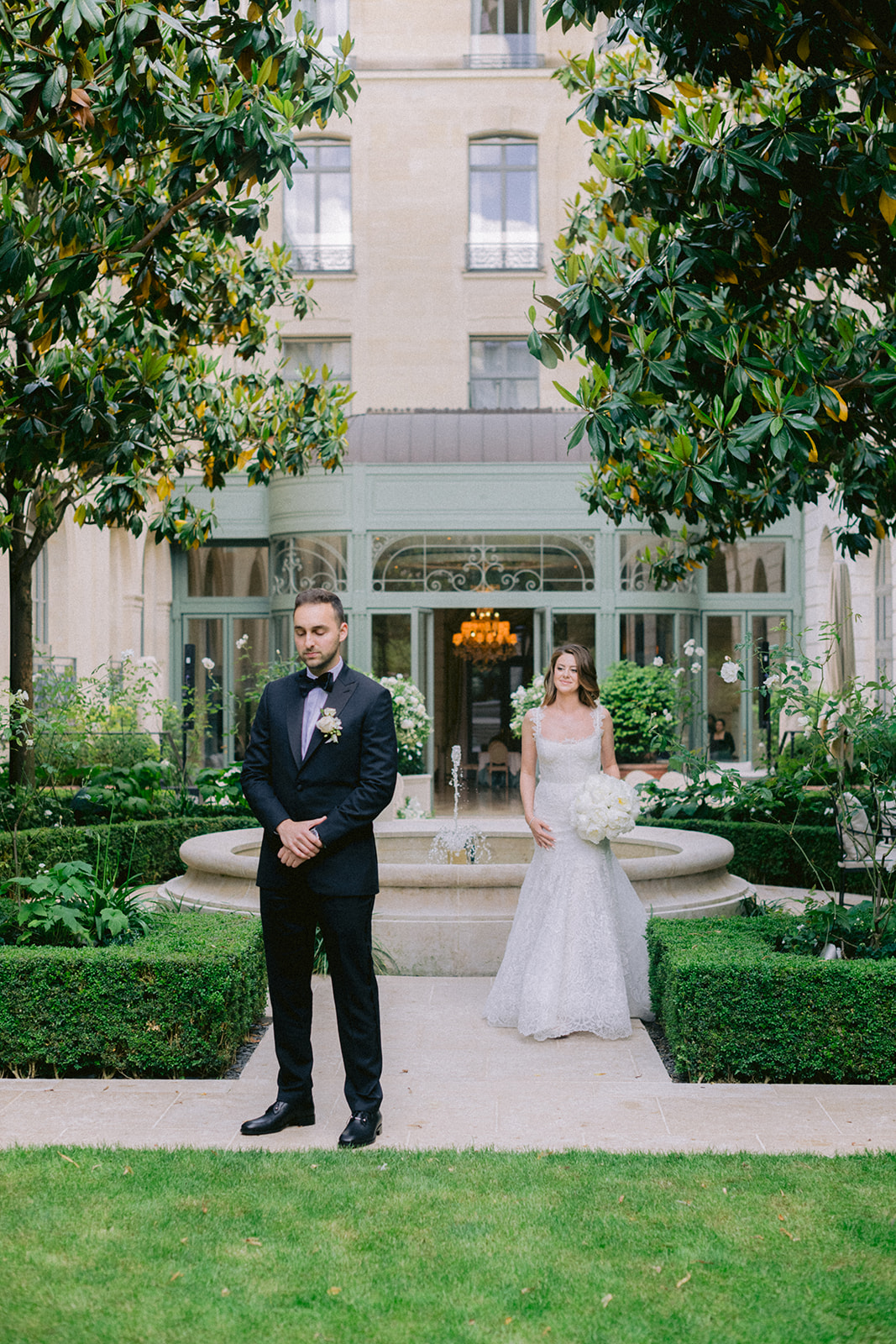 Premi&egrave;re rencontre des mari&eacute;s dans le jardin du Ritz Paris