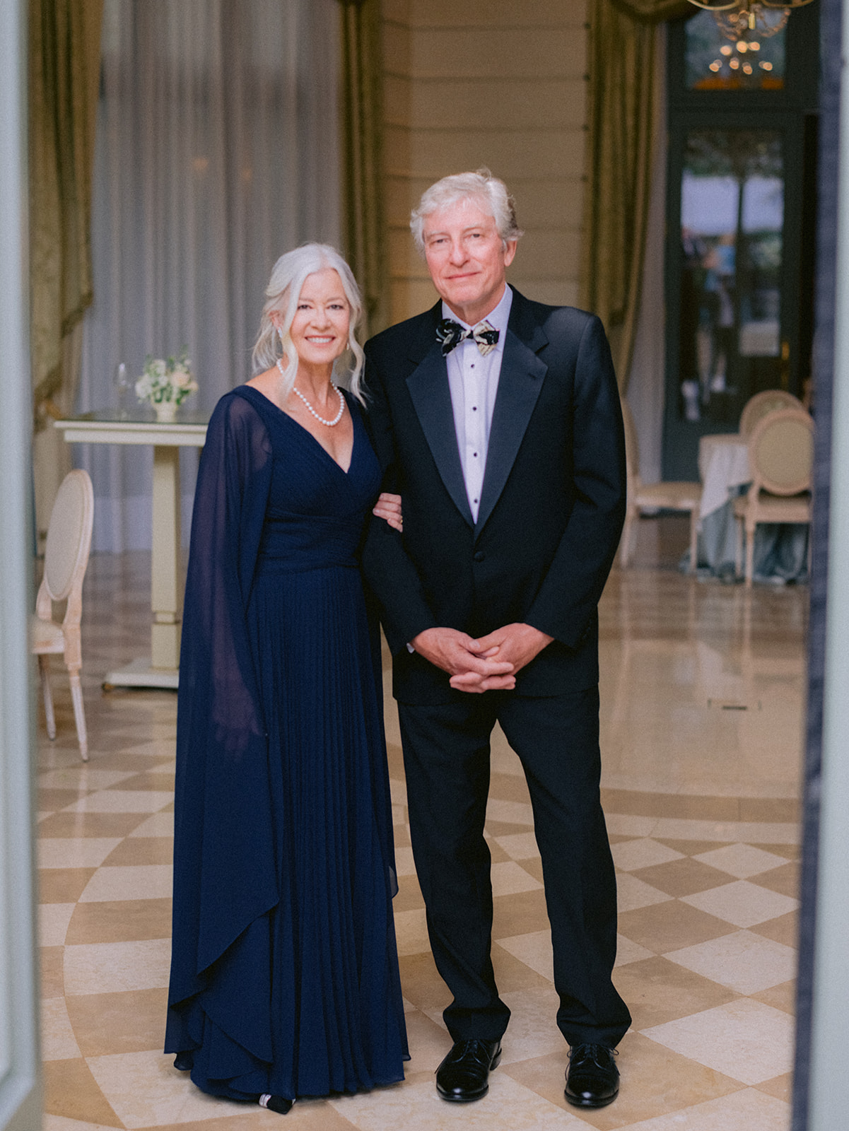 Portrait de famille en tenue de soir&eacute;e lors d&rsquo;un mariage au Ritz Paris