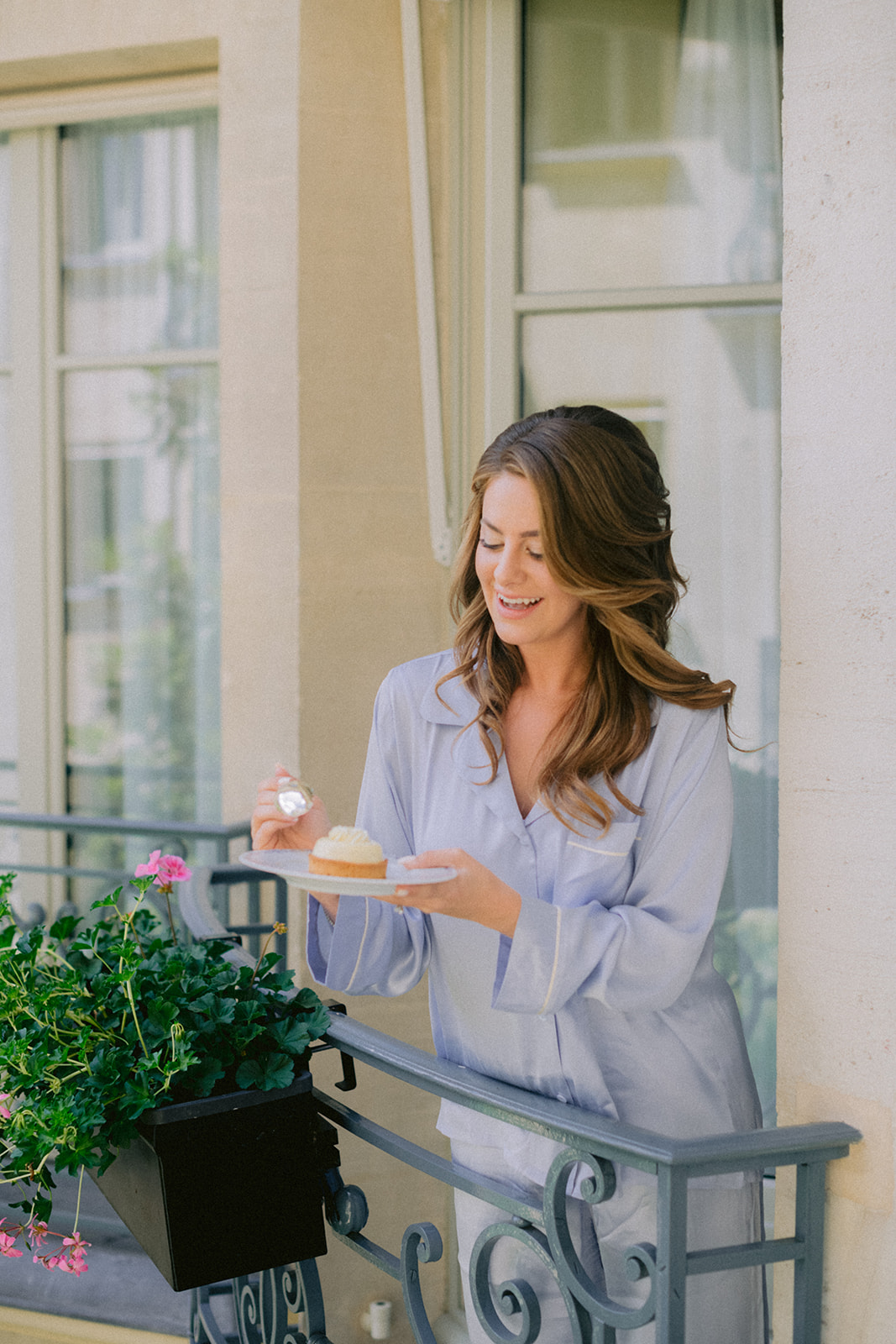 Mari&eacute;e pendant ses pr&eacute;paratifs sur le balcon d&rsquo;une suite du Ritz Paris