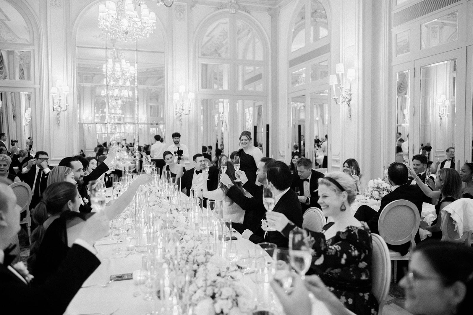 Invit&eacute;s levant leur coupe pendant le d&icirc;ner de mariage au Ritz Paris