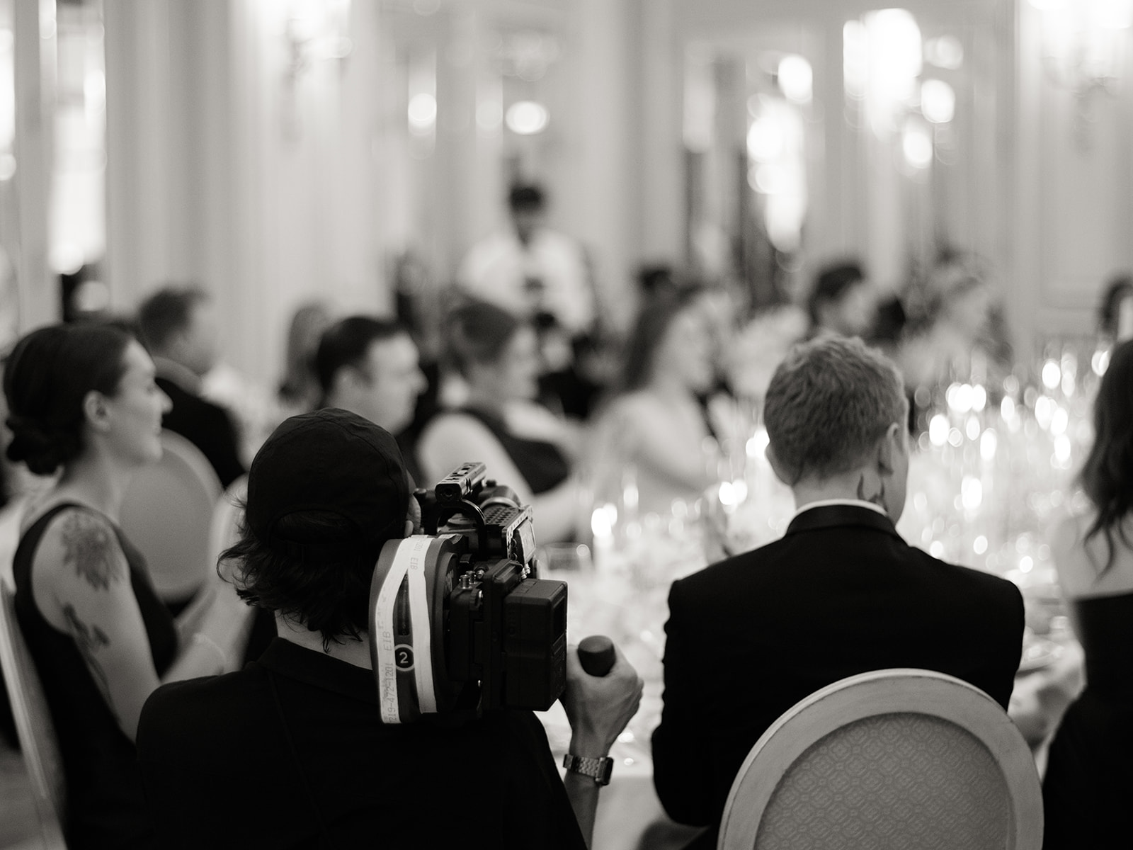 Vid&eacute;aste filmant les discours pendant la r&eacute;ception de mariage au Ritz Paris