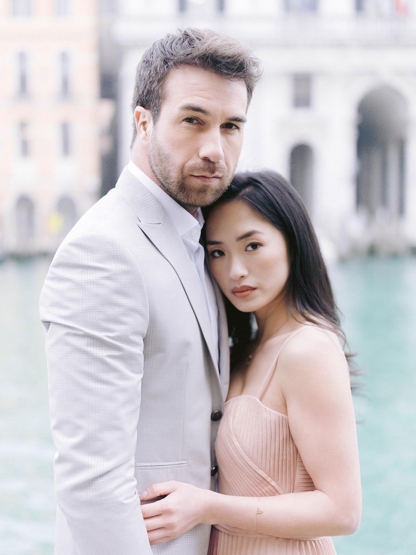 couple in venise look the wedding photographer 