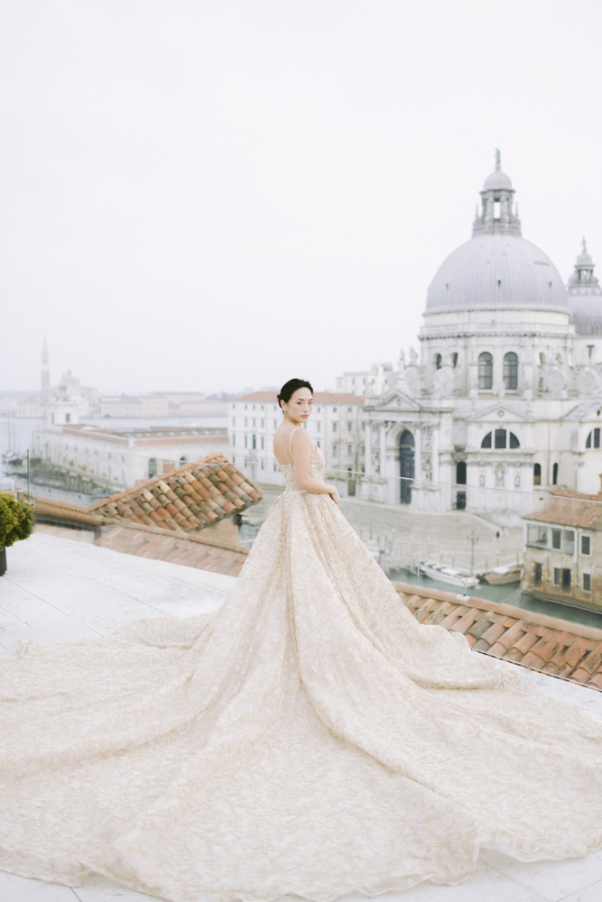  a bride on the roofs of the gritti palace in venice