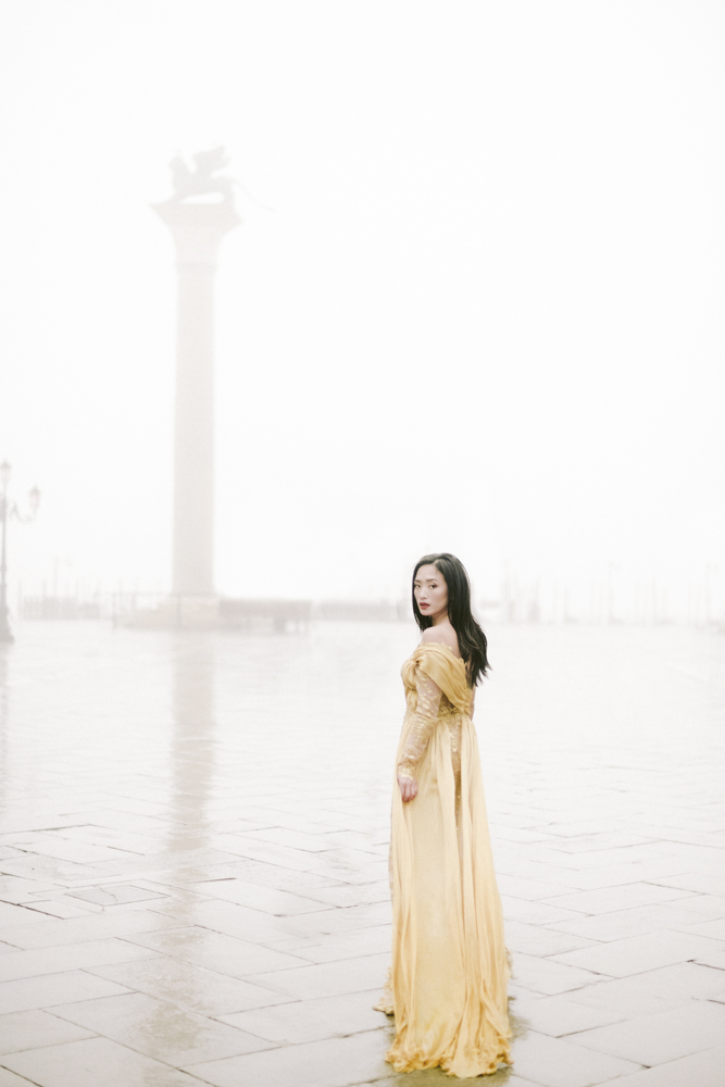a bride in venicewith wedding dress yellow for a session engagement