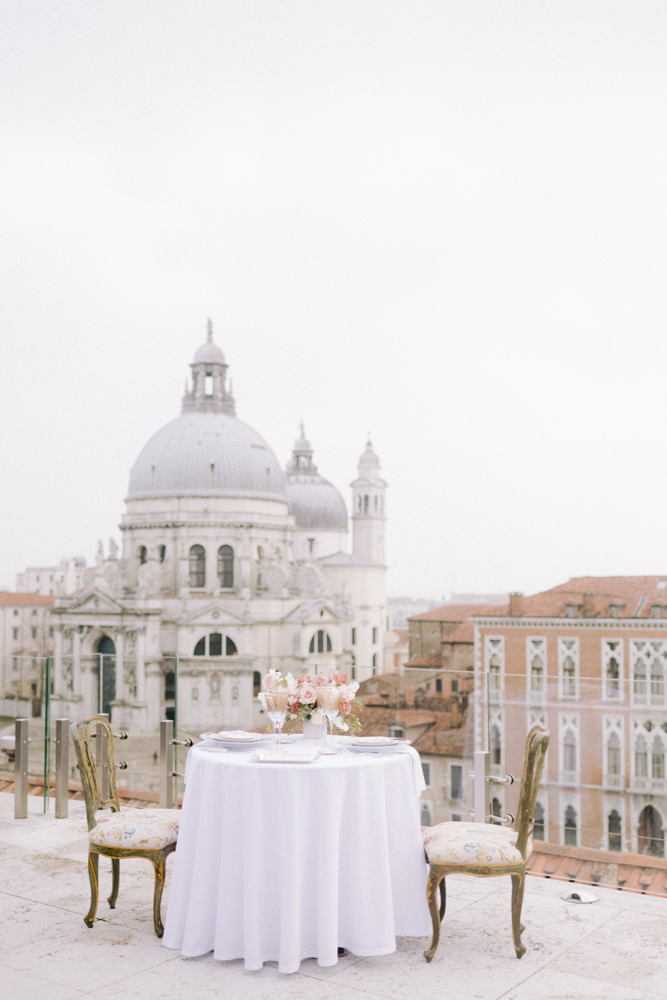  wedding table on the you of the gritti palace with the view of the basil