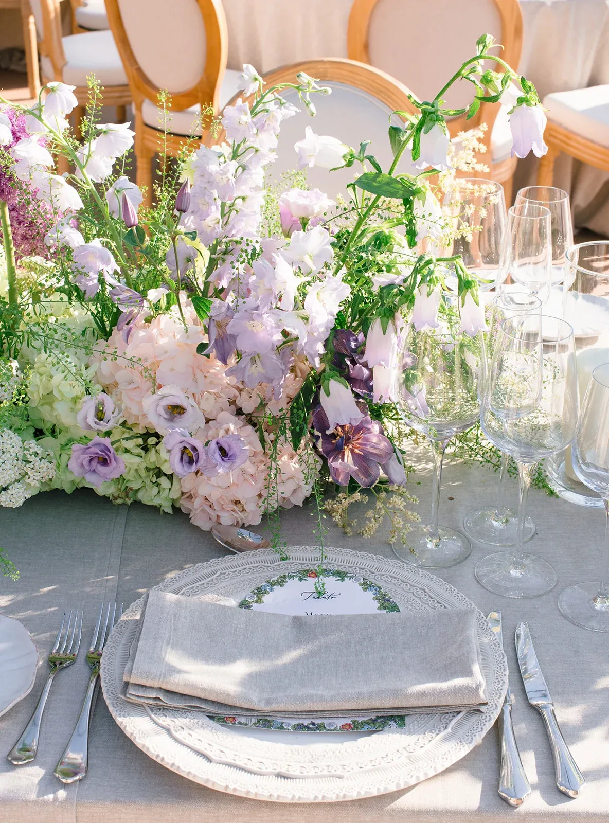 Elegant floral wedding decoration at Villa Baulieu in Provence