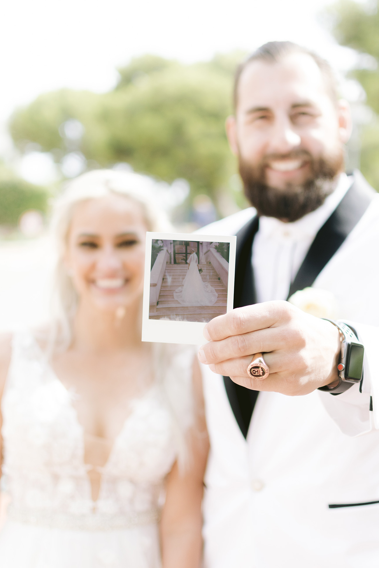 une mariée sur un fauteuil dans une chambre