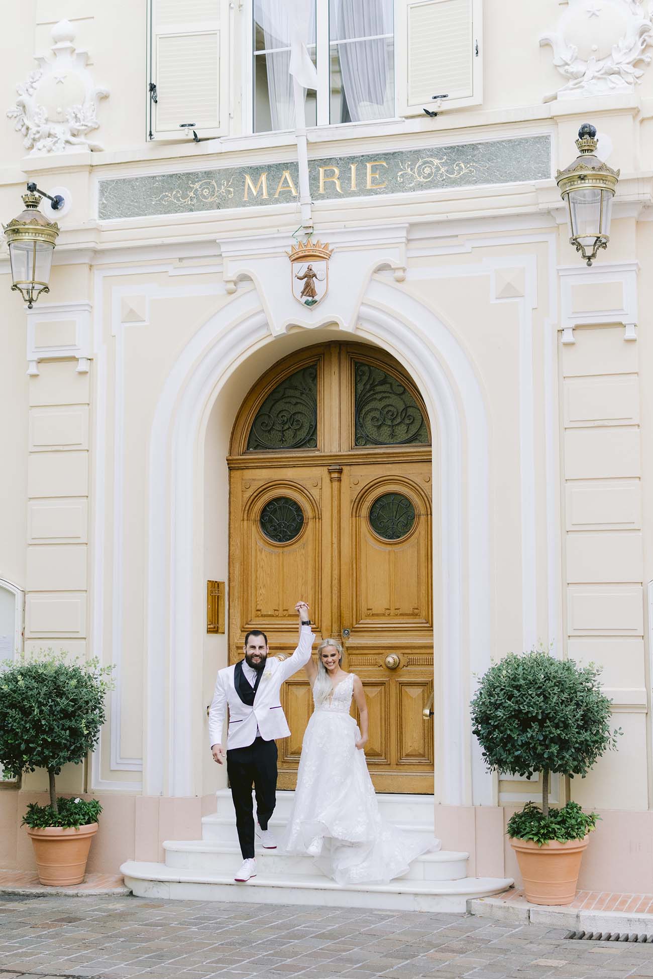 un couple sort de la marie