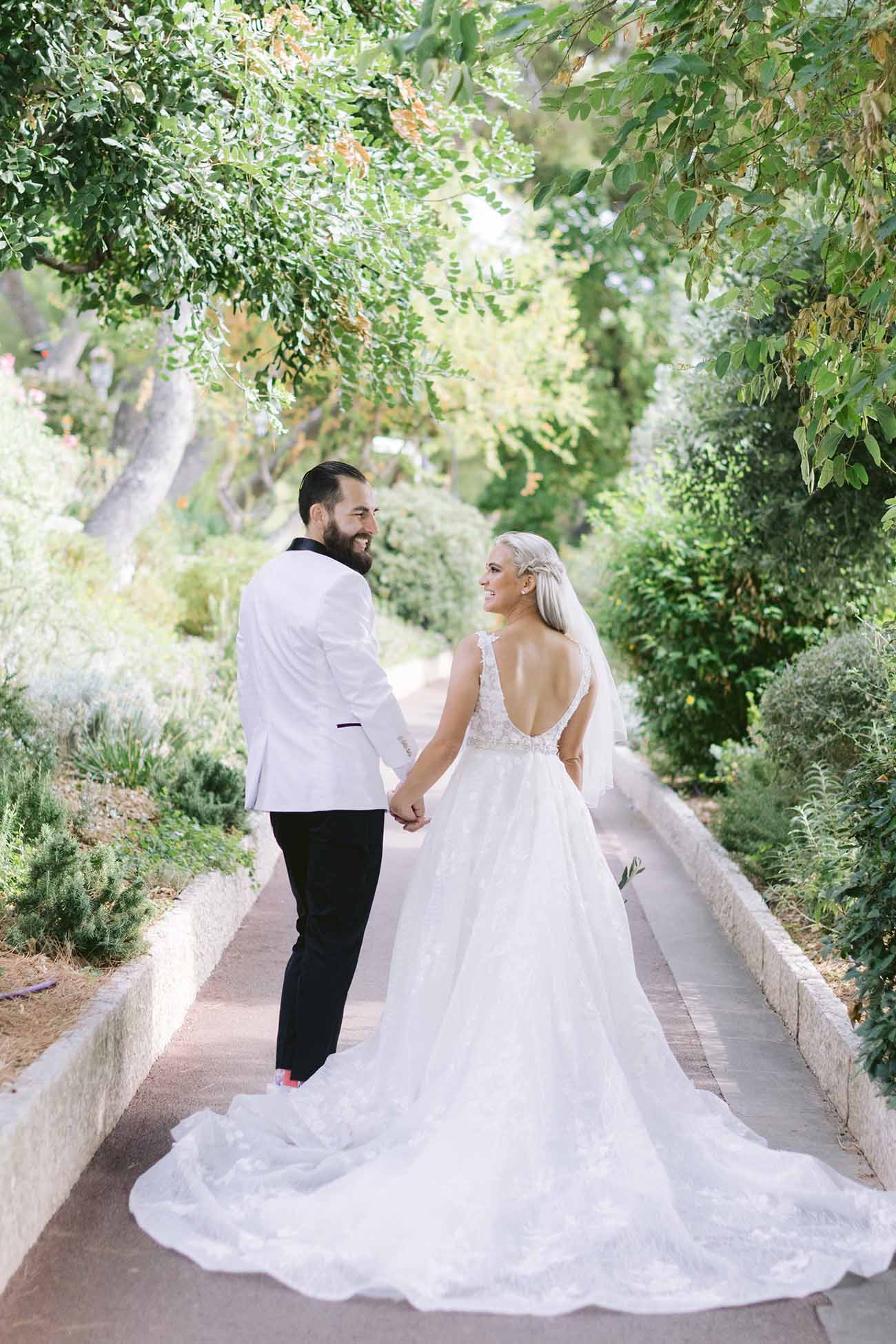 les mariés font une séance couple dans le sjardin saint martin de monaco