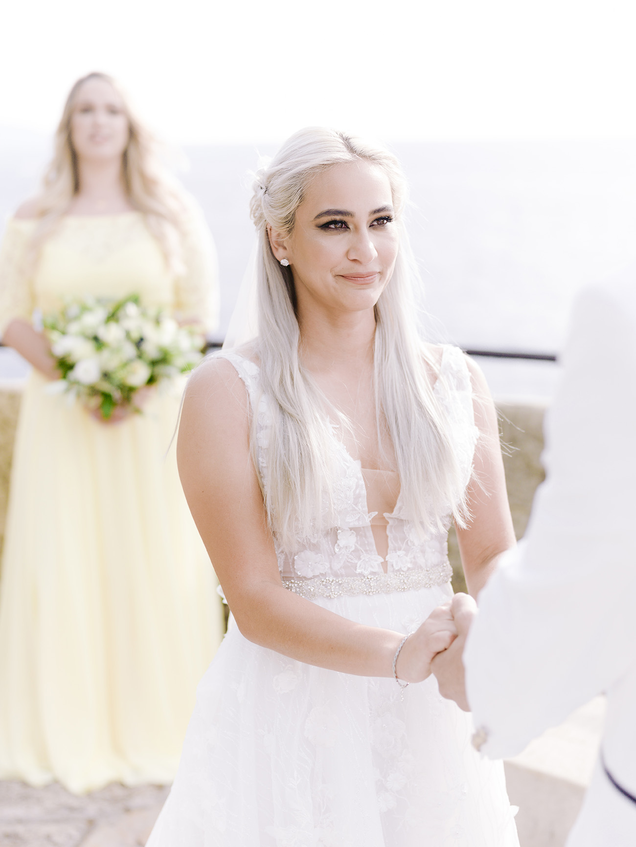 La mariée regarde son epou tendredement lors de la crérémonie
