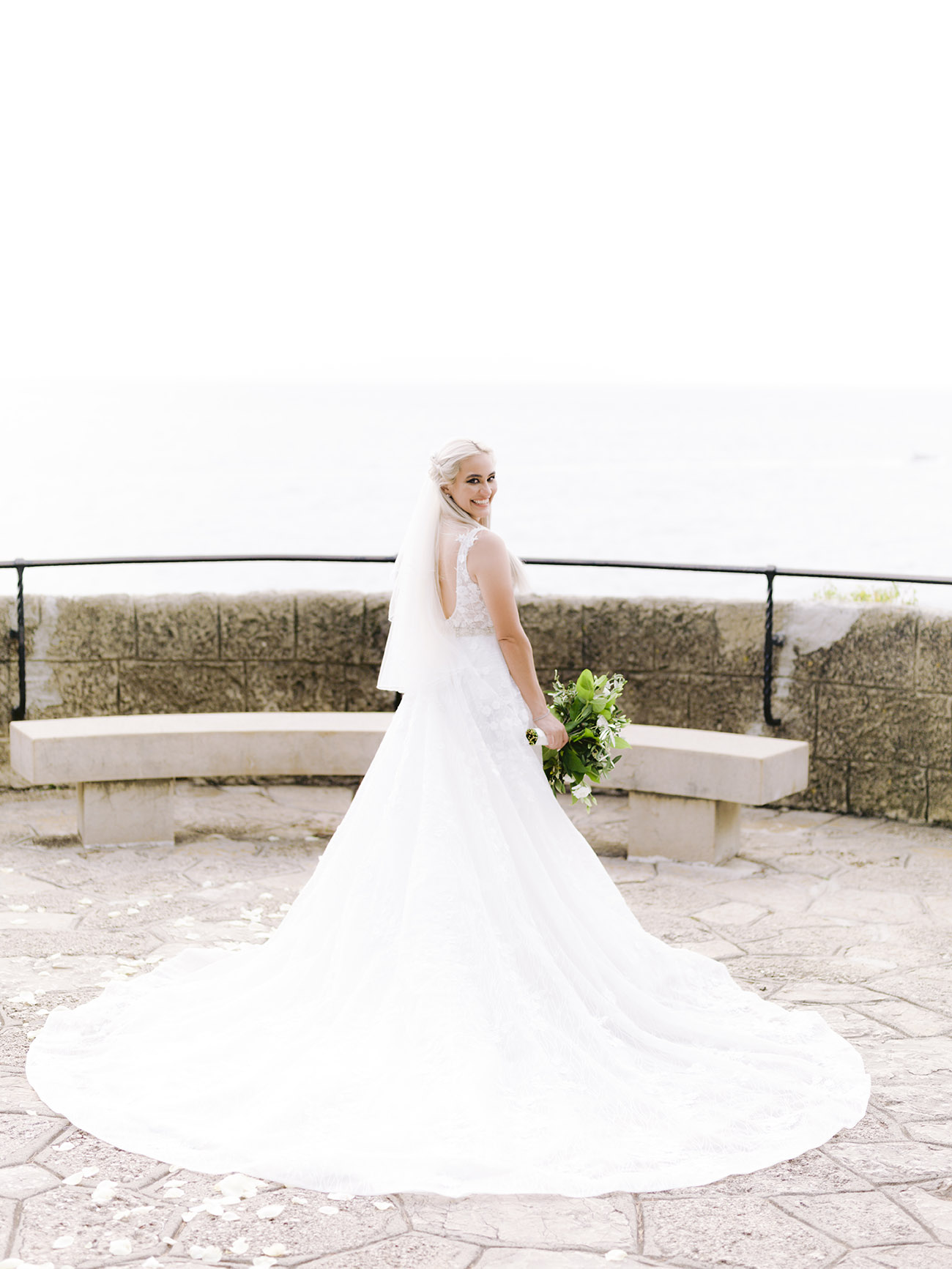 la mariée pose avec sa belle robe de mariage