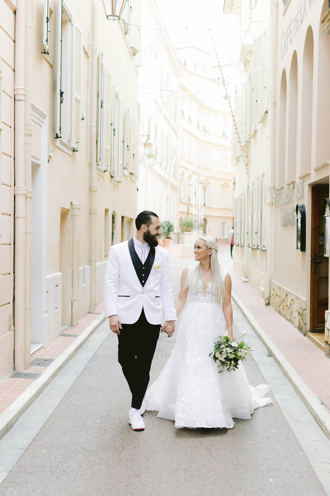 Un couple marche dans les rue de monaco