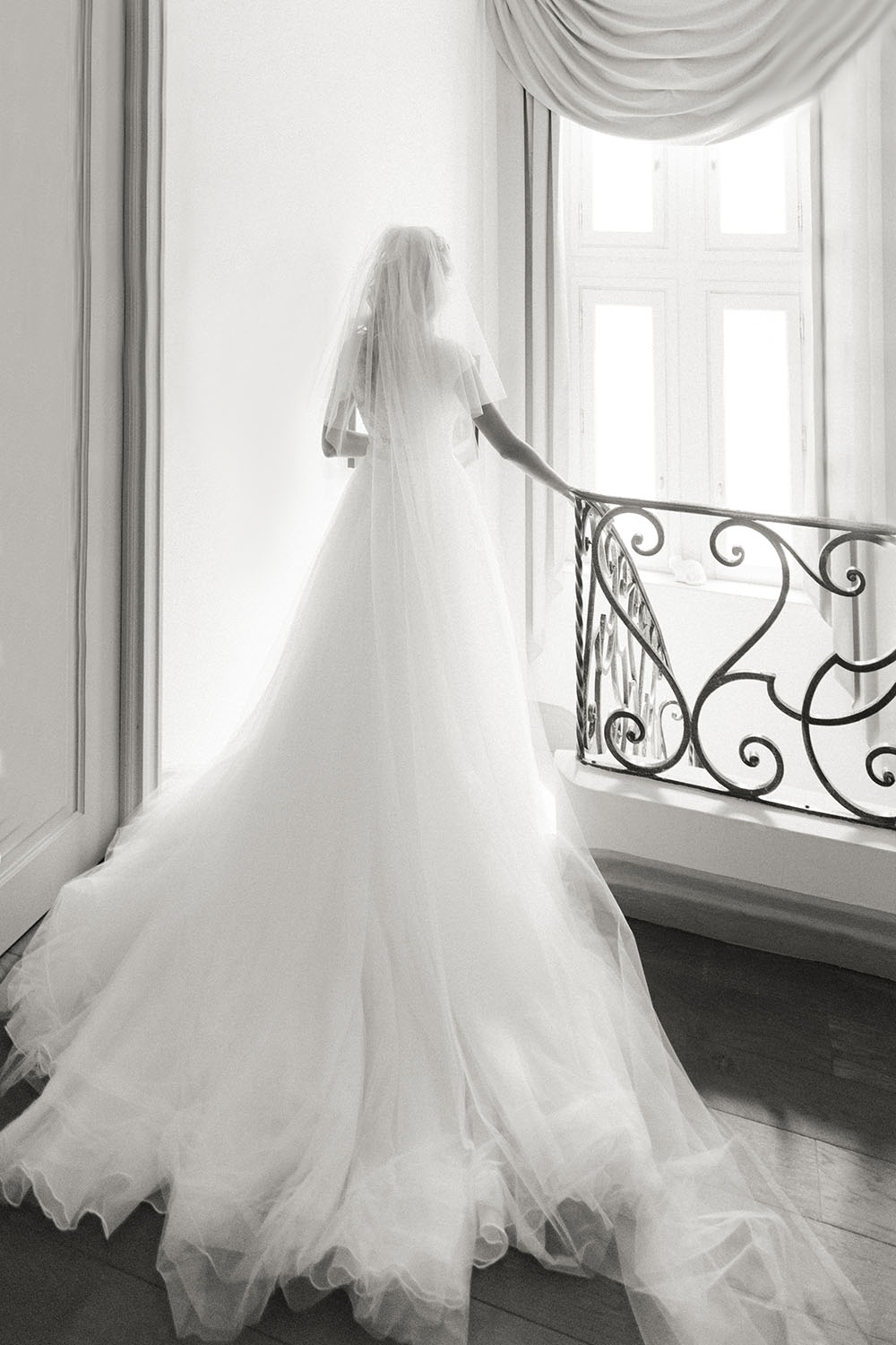 La mariée descend les marche de sa maison elle est en robe de mariage avant la mairie