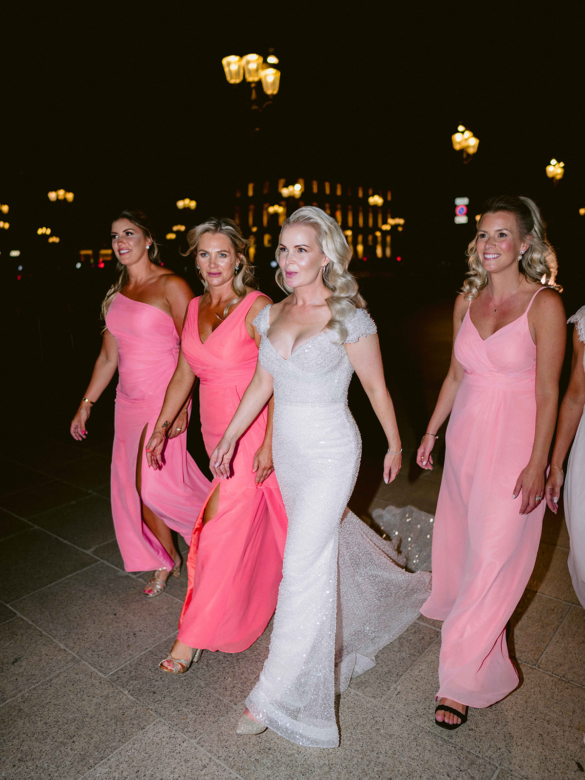 Mariée marchant de nuit avec ses demoiselles d’honneur après la réception au Ritz Paris