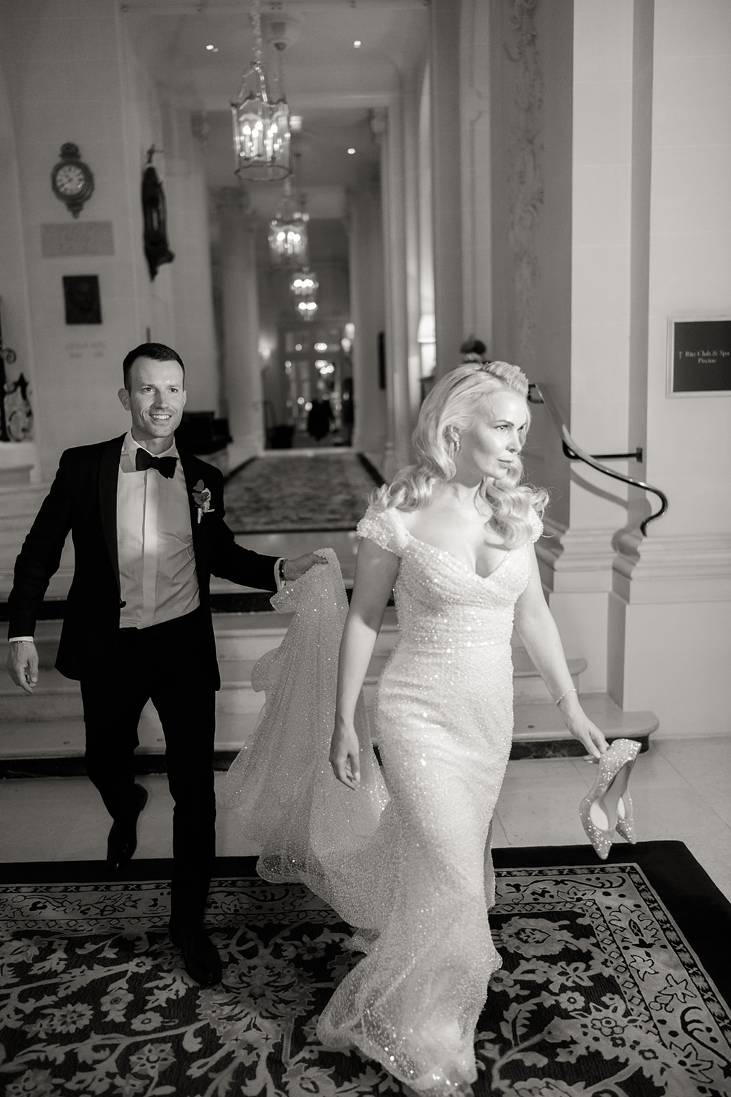 Mariés s’embrassant sous les lumières après leur mariage au Ritz Paris