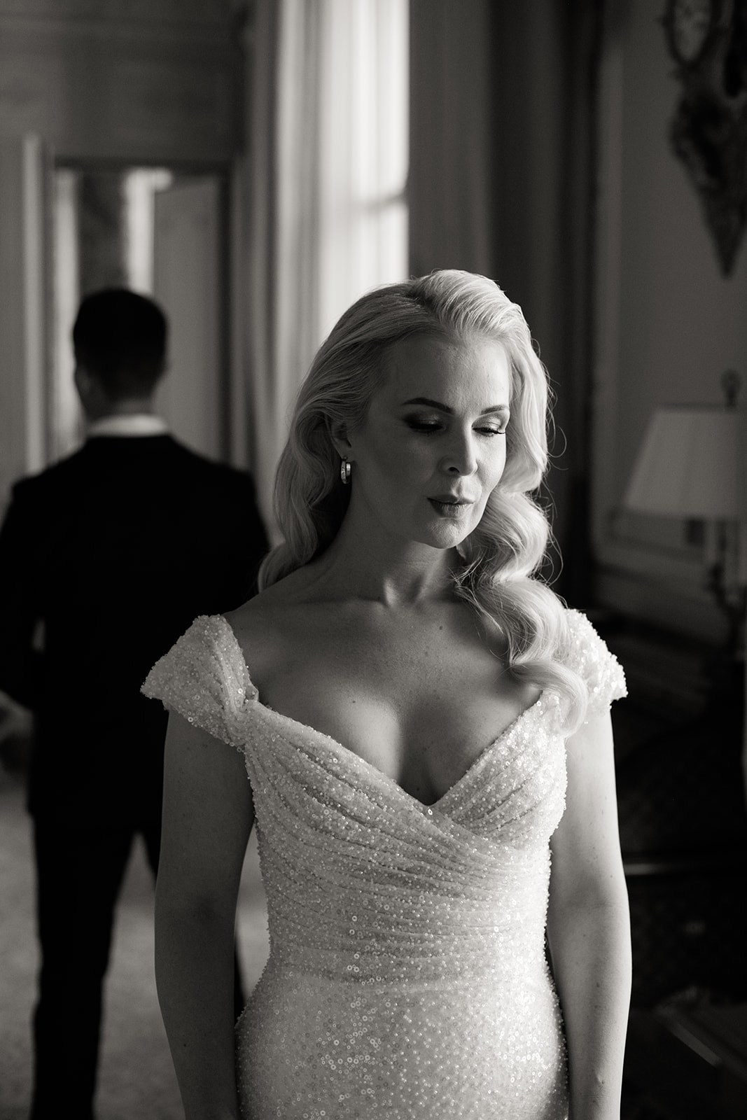 Portrait éditorial de la mariée pendant son mariage au Ritz Paris