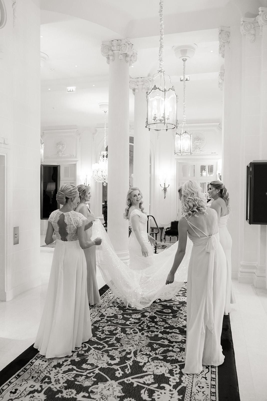 Salon du Ritz Paris dressé pour un dîner de mariage élégant