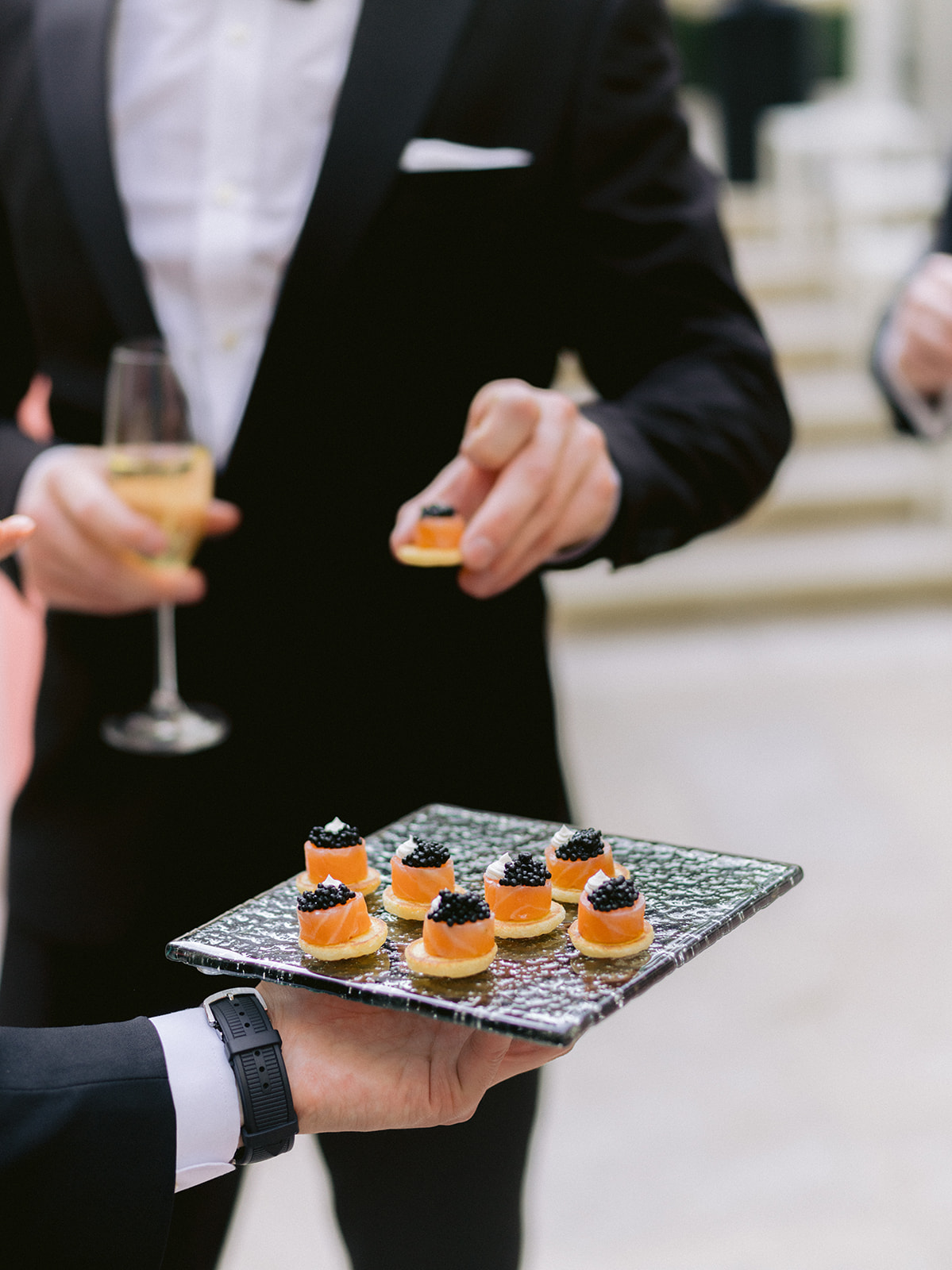 Canapés raffinés servis pendant le cocktail d’un mariage au Ritz Paris