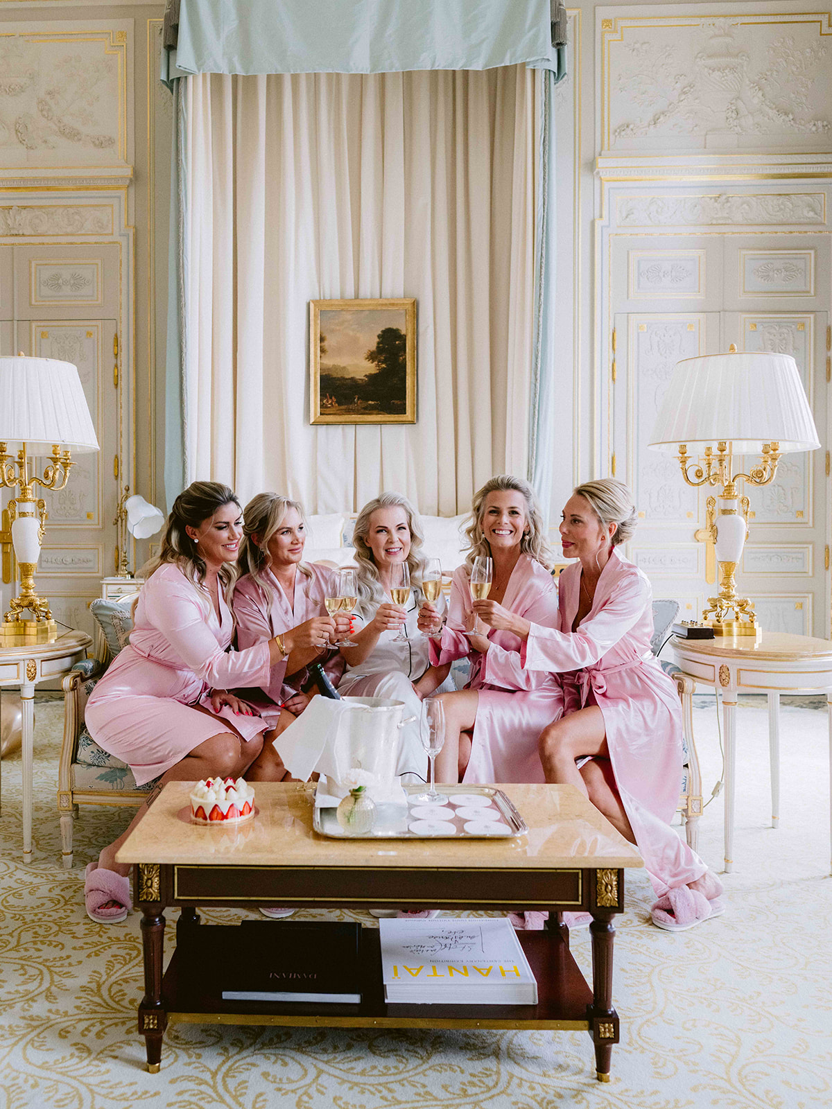 Mariée entourée de ses demoiselles d’honneur pendant les préparatifs au Ritz Paris