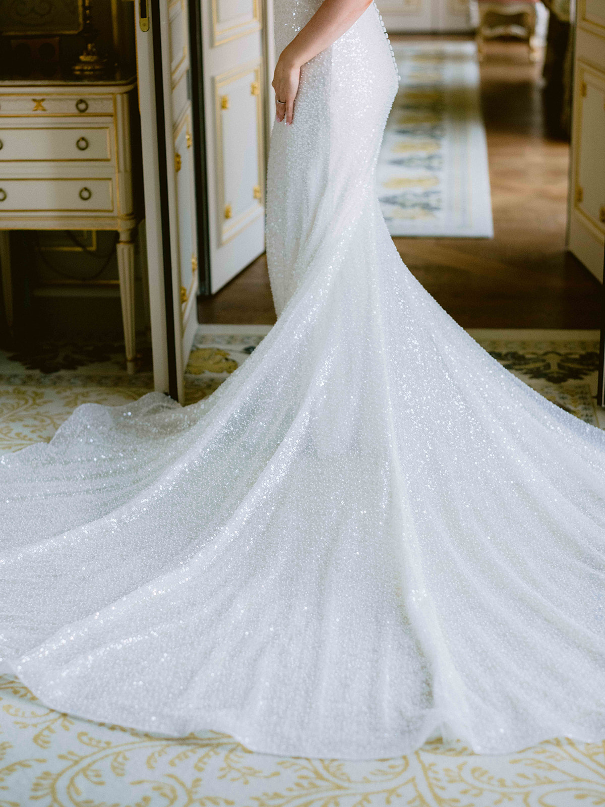 Détail de la robe de mariée scintillante et de sa traîne au Ritz Paris