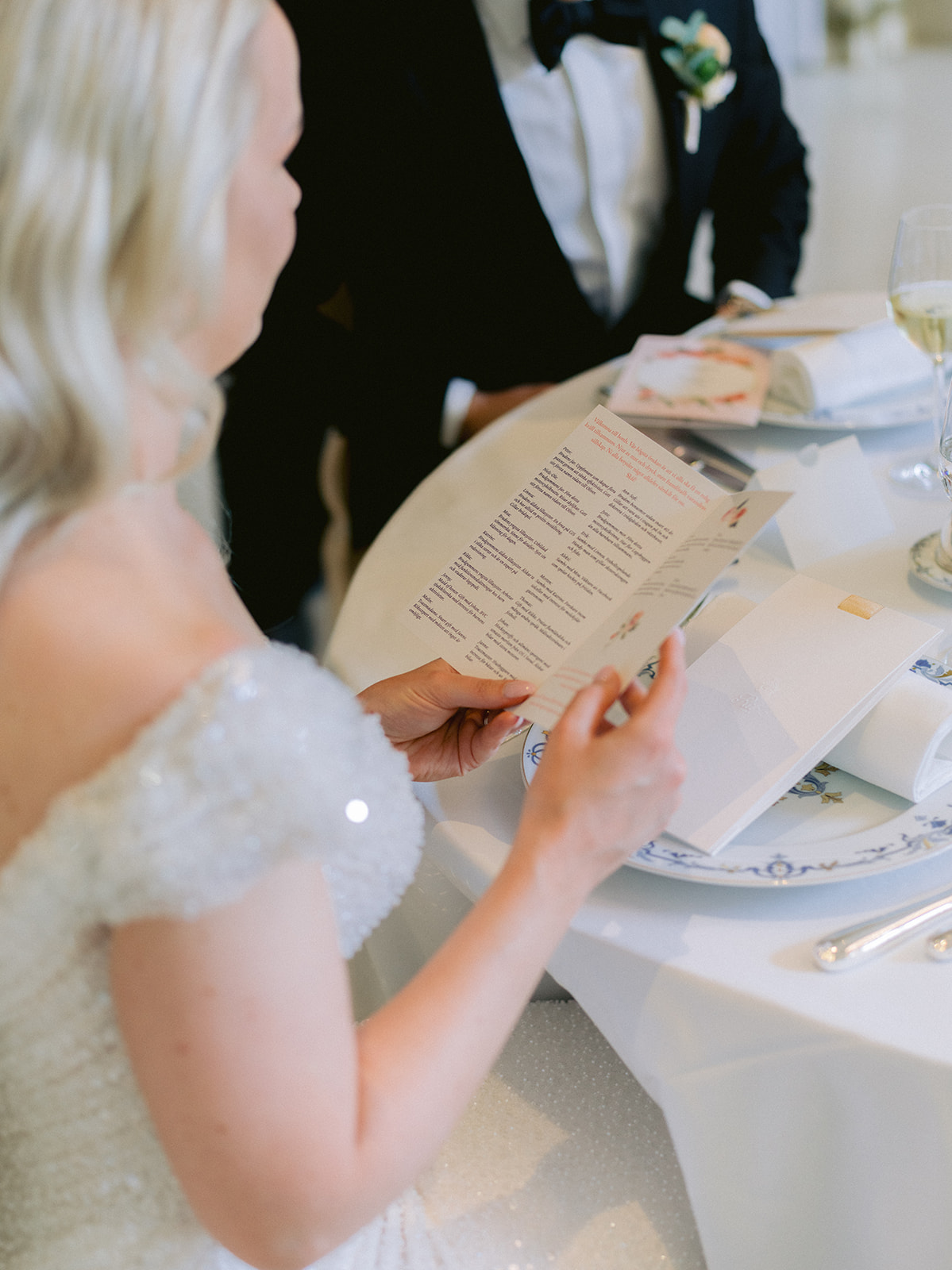Mariée découvrant le menu personnalisé de sa réception au Ritz Paris