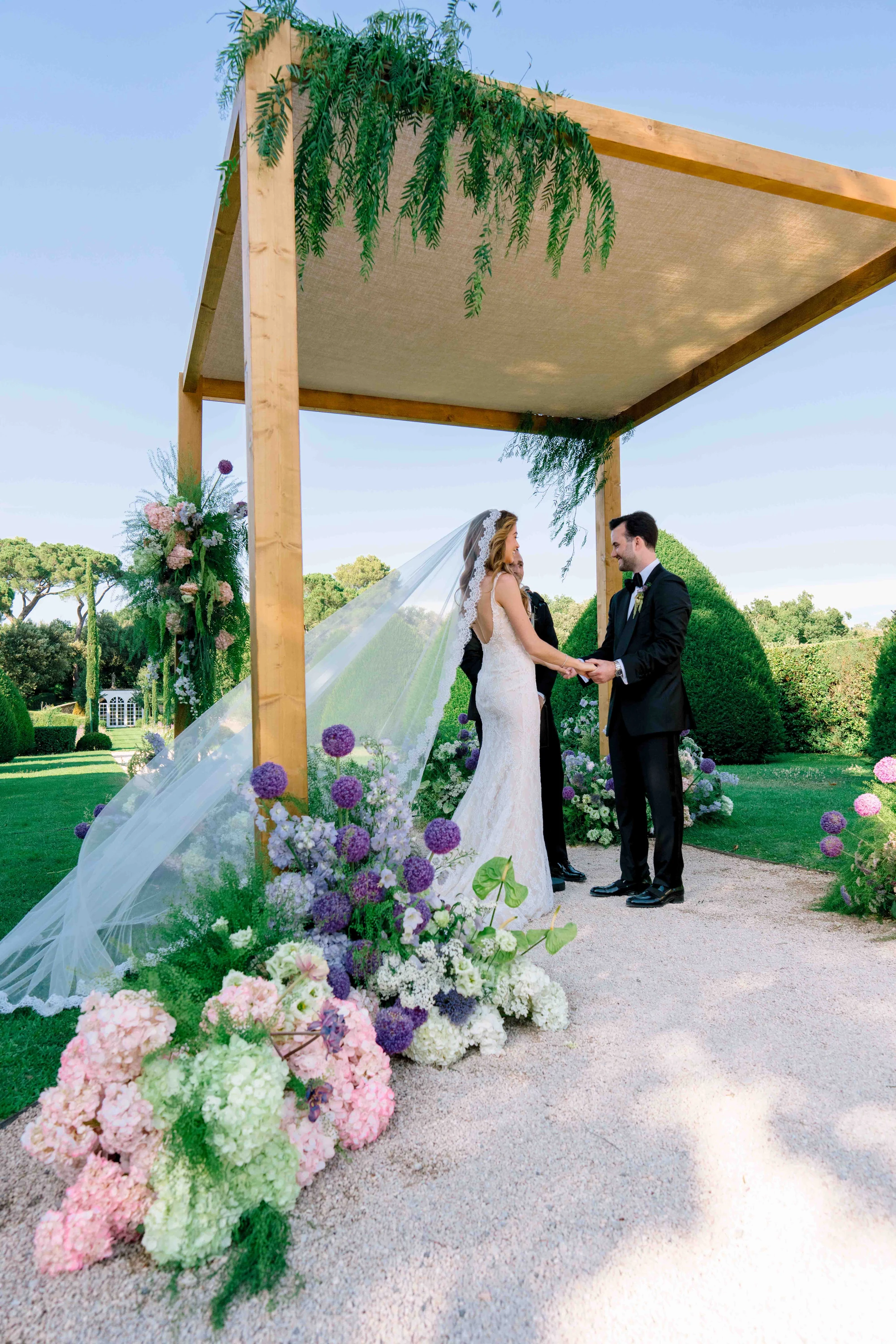 Moment spontané entre les invités pendant le mariage