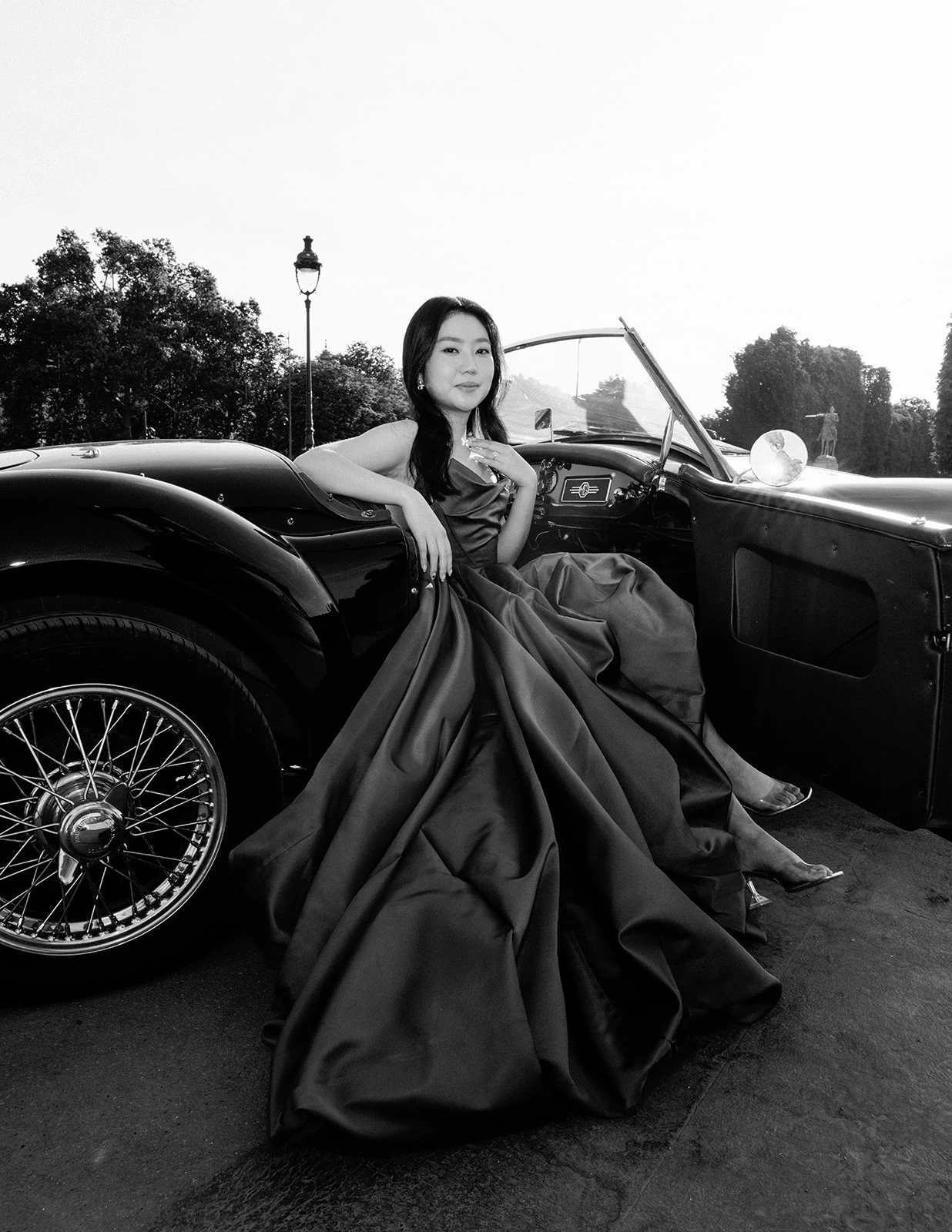 Editorial pre-wedding portrait with a vintage car in Paris
