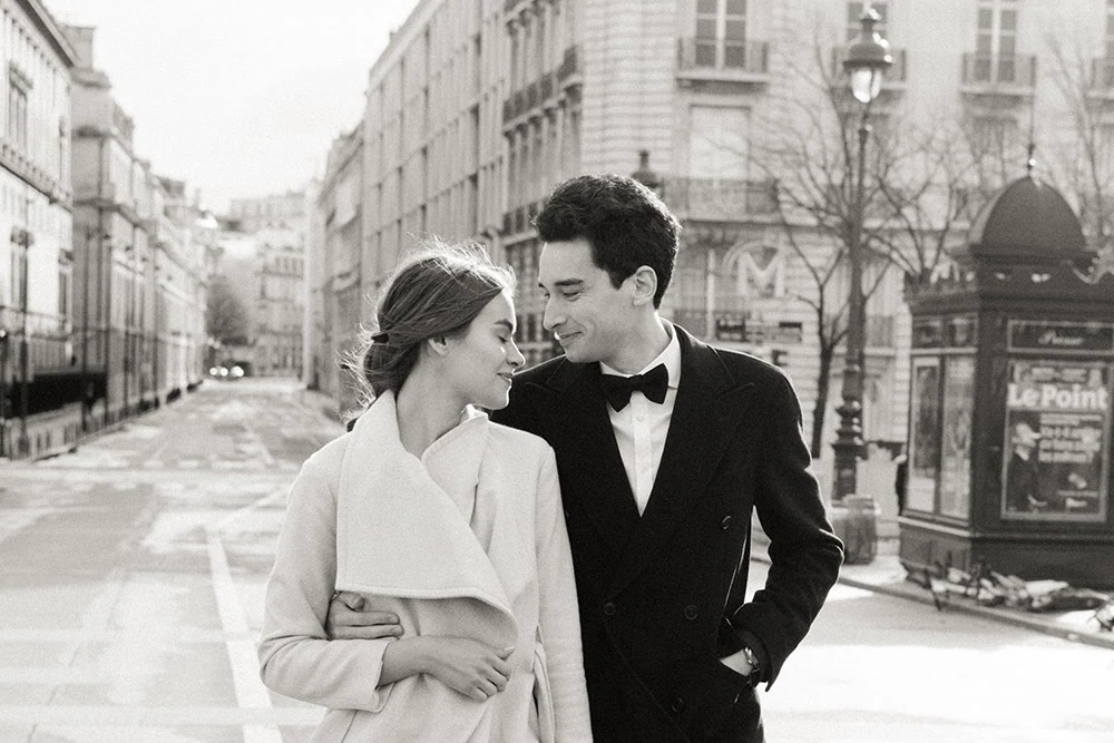Mariés lors d’un elopement intime à Paris