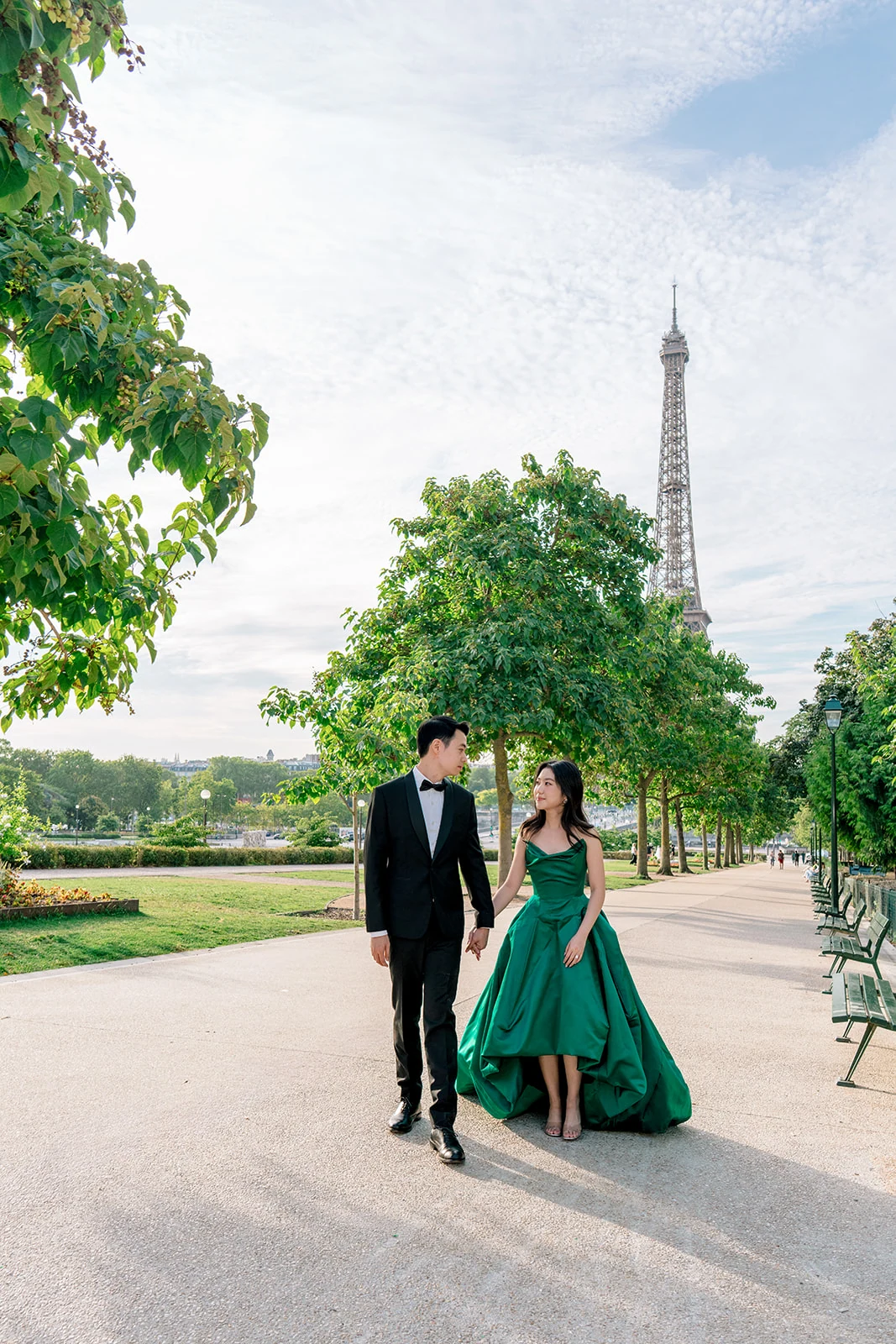 Couple photoshoot near the Eiffel Tower