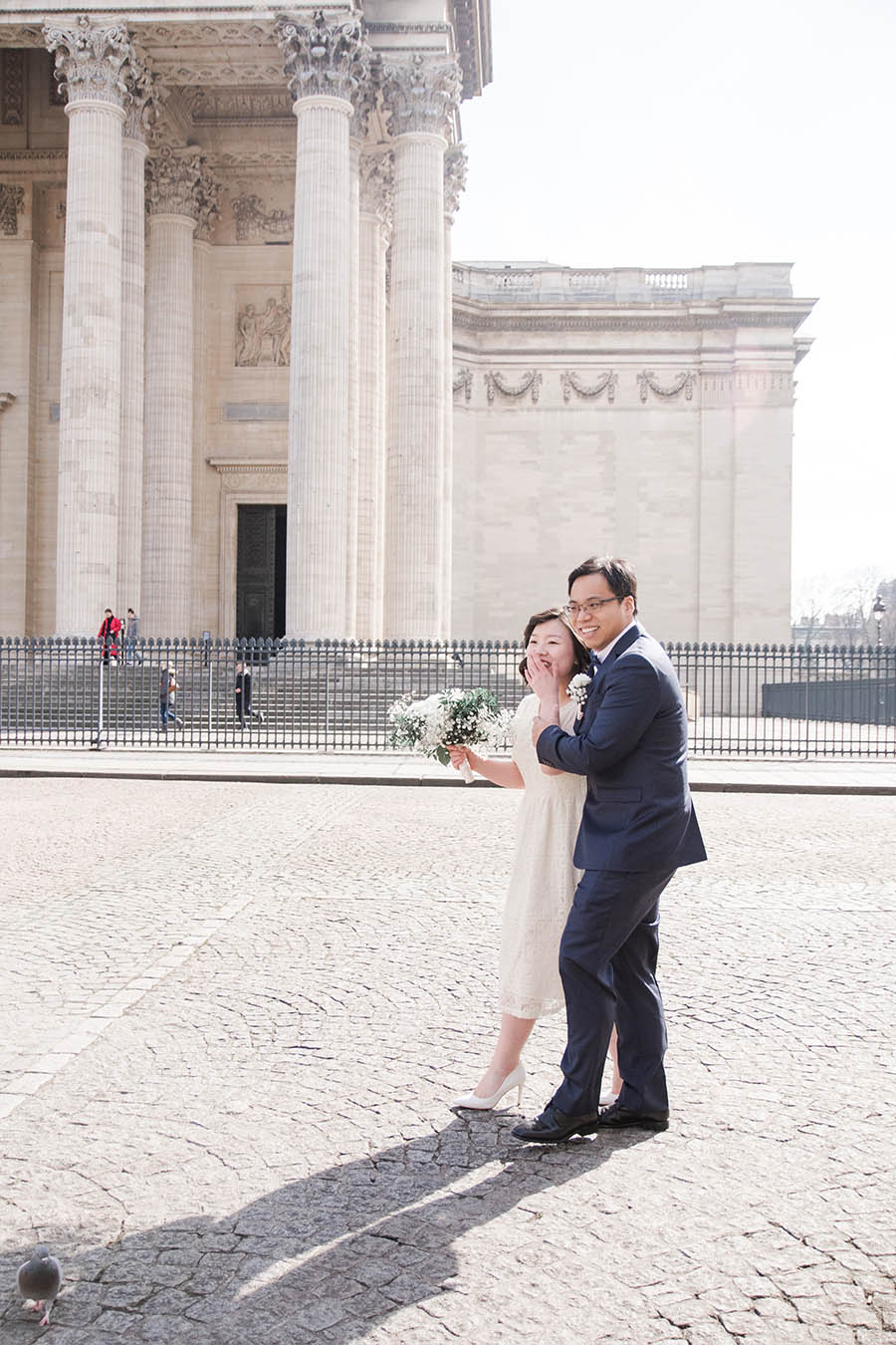 Les mariés devant le Panthéon après leur cérémonie civile à Paris