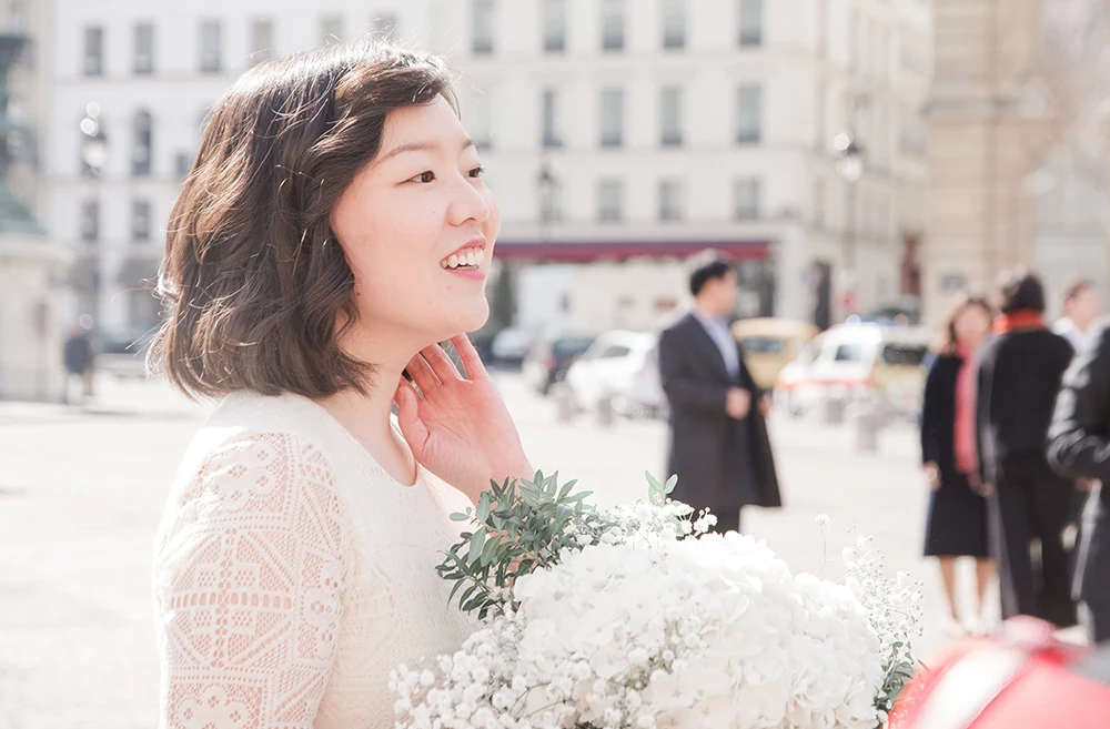 Les témoins rient pendant le mariage