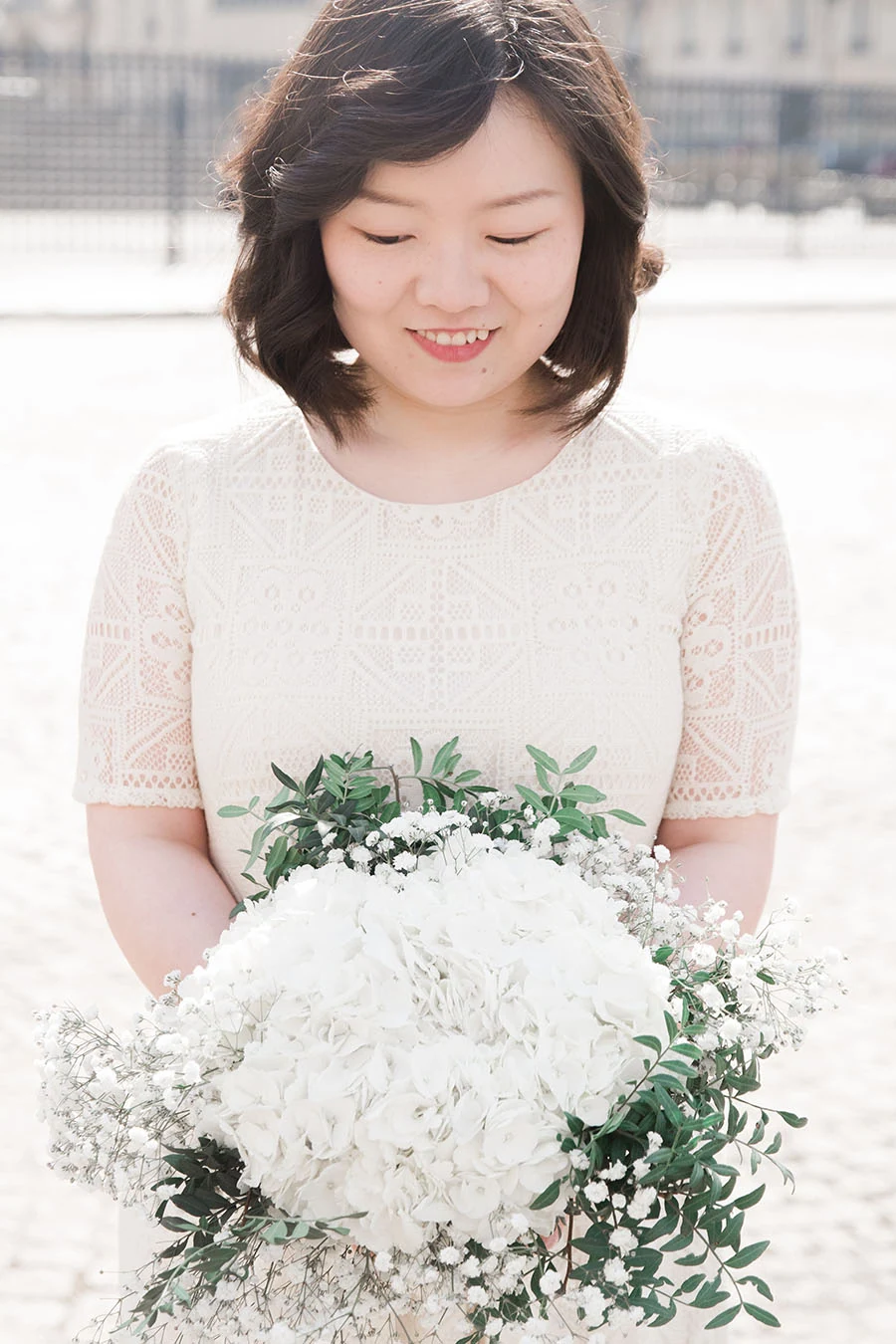 La mariée tient son bouquet dans ses mains