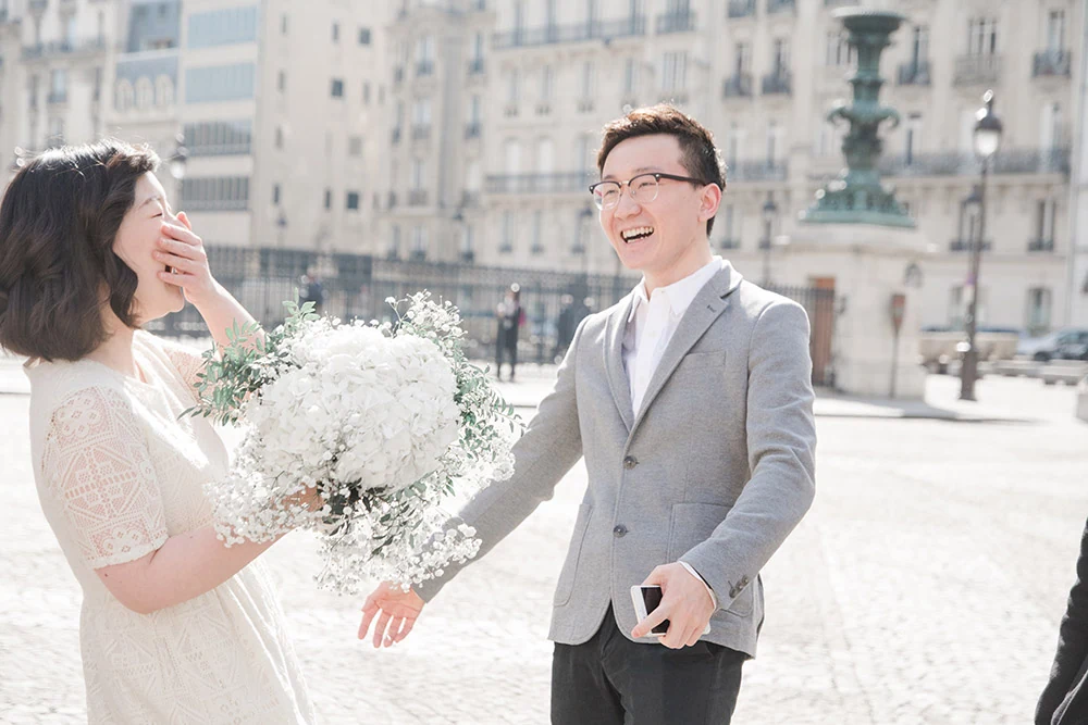 Les proches partagent un moment de joie