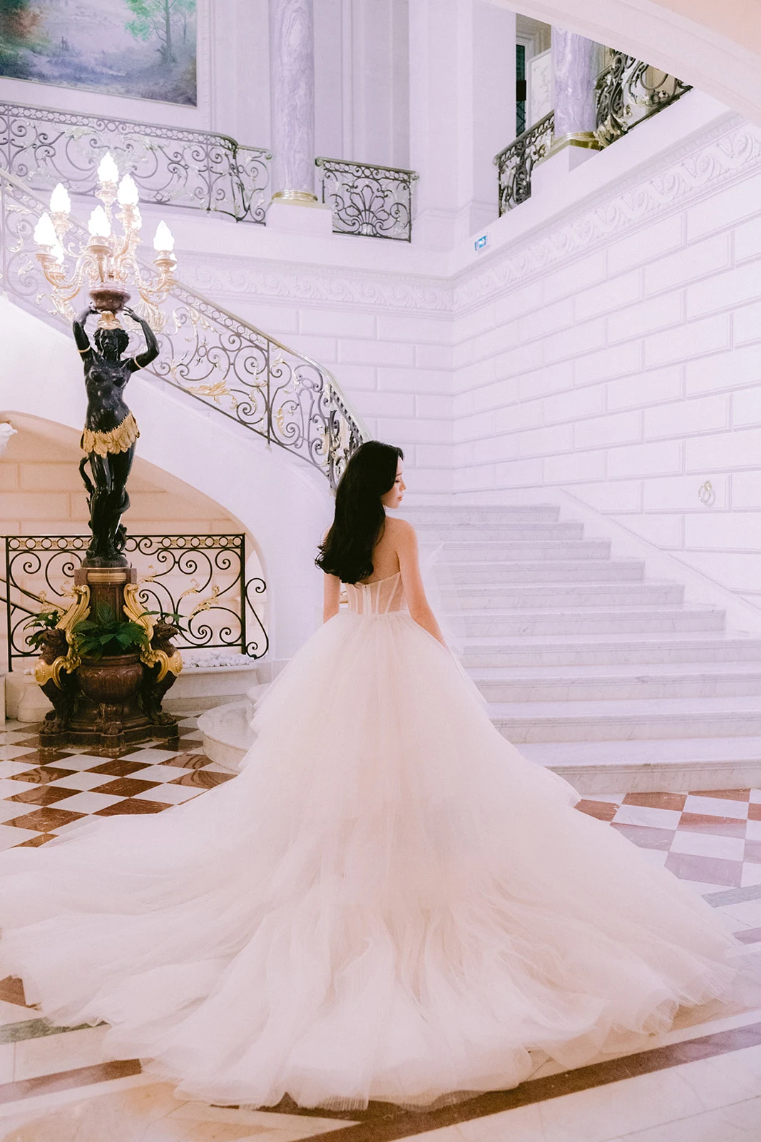 Bride posing on the iconic staircase of Shangri-La Paris