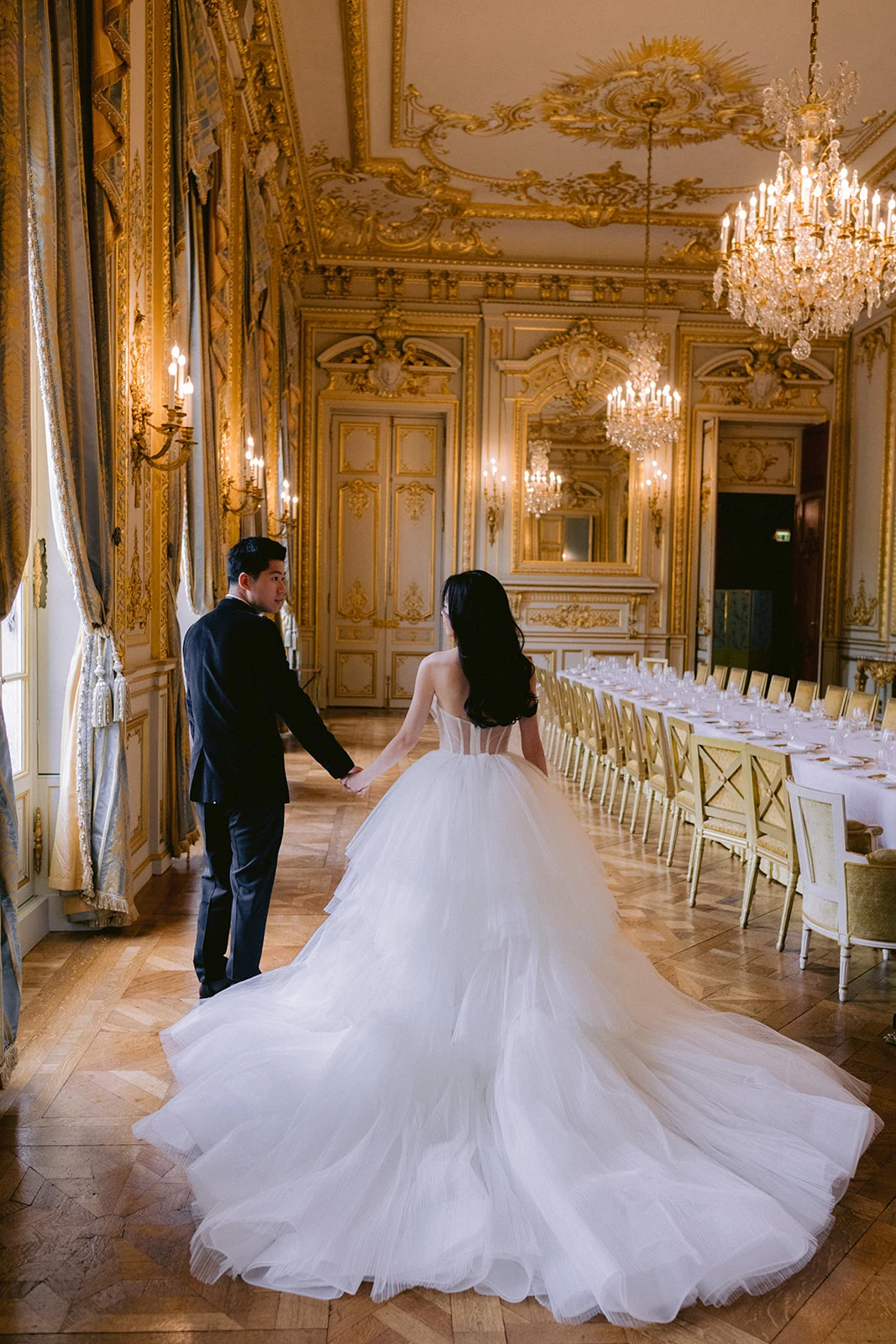 Couple walking through the reception rooms of Shangri-La Paris