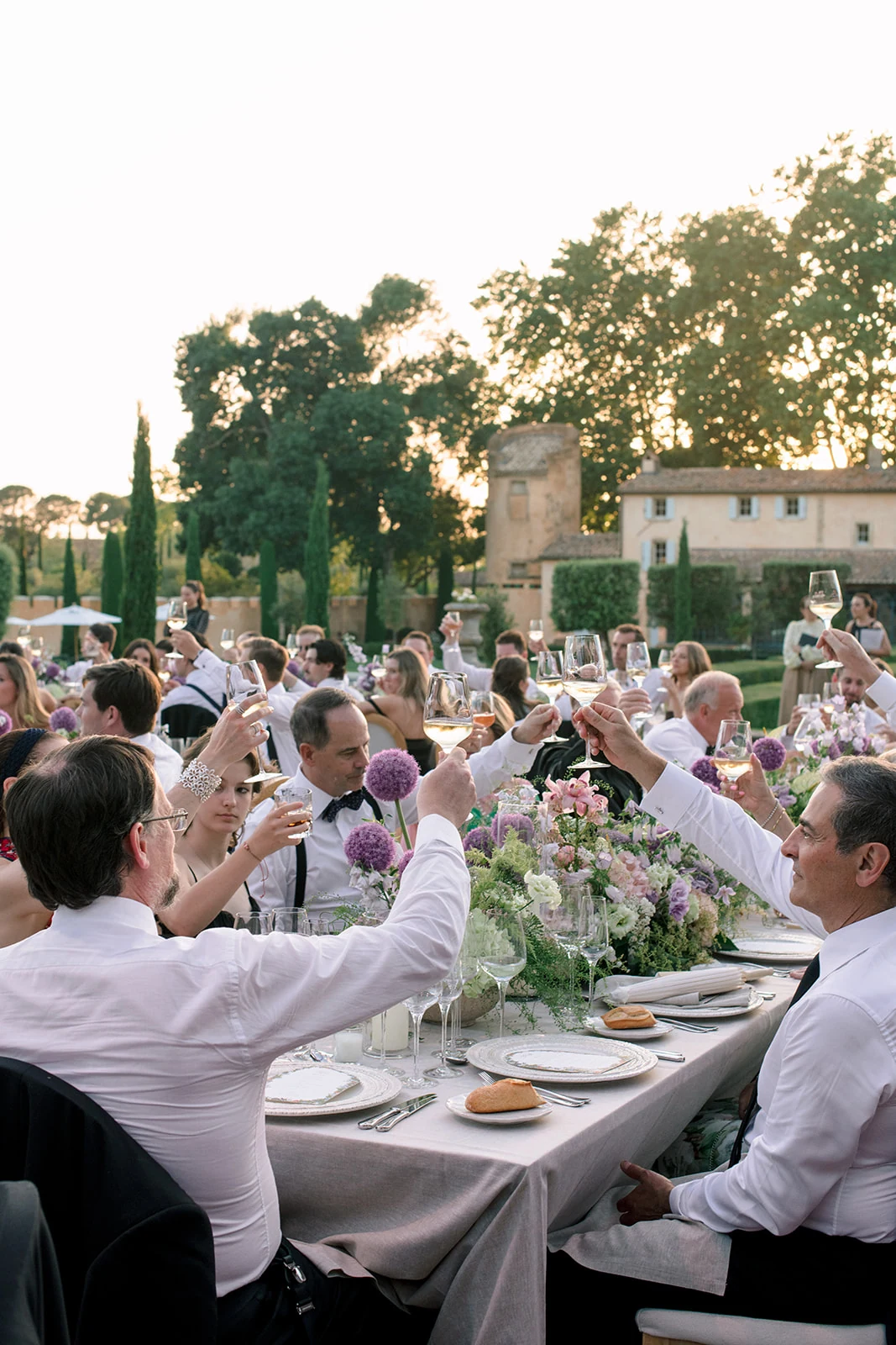 Late golden-hour portraits or a reception beginning near sunset.